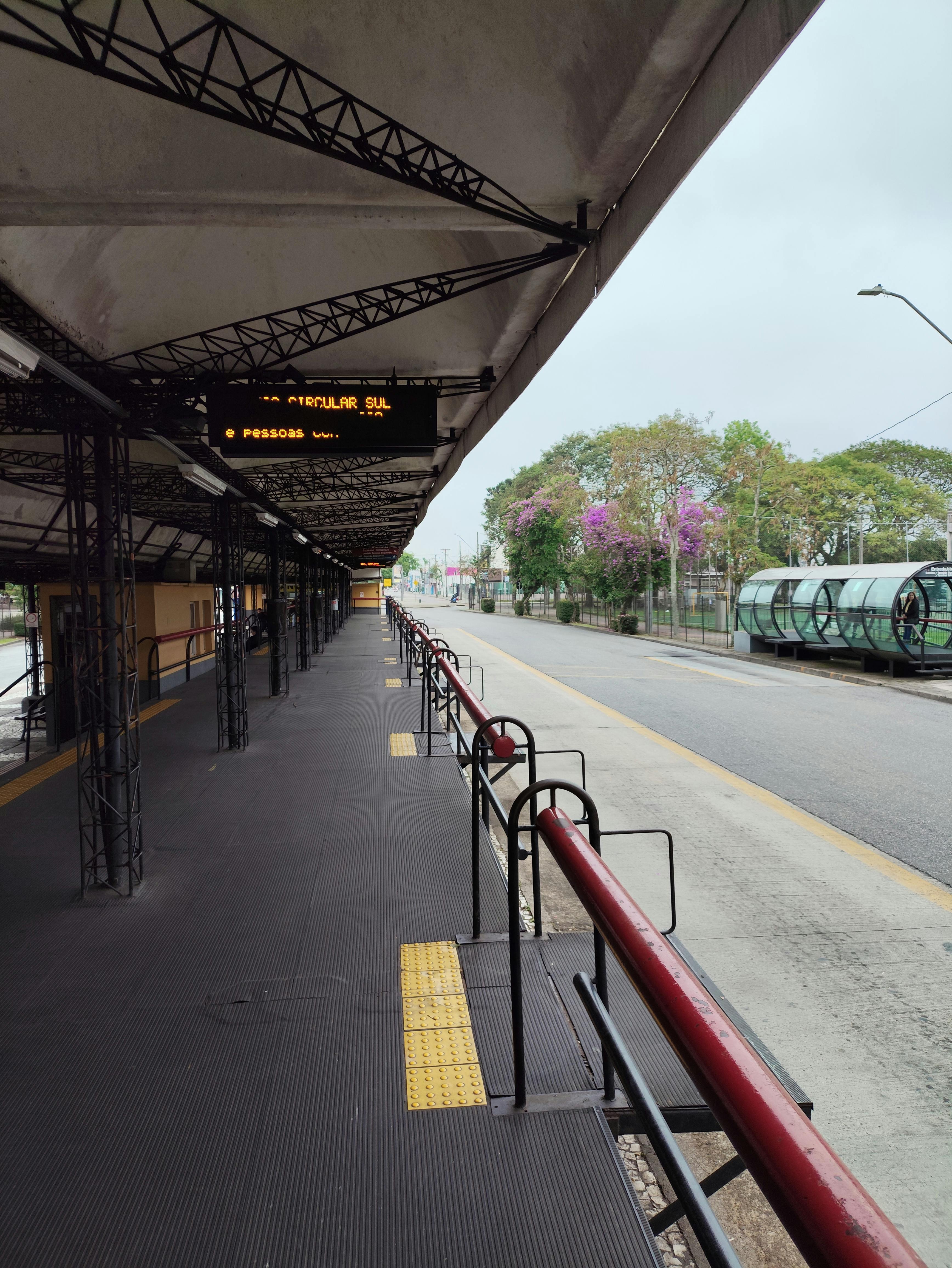 Das Äußere eines Busbahnhofs | Quelle: Pexels