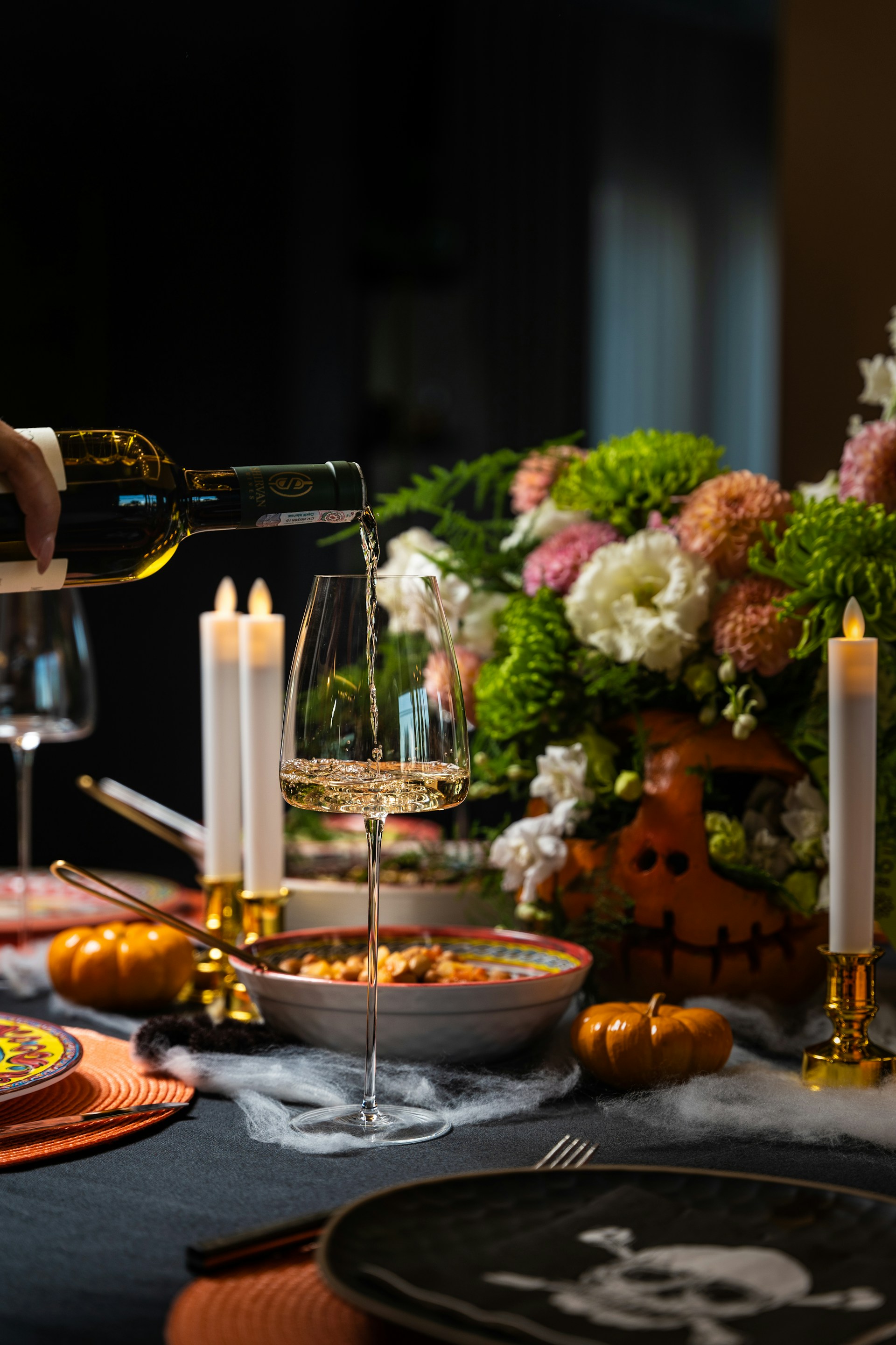 Ein gedeckter Tisch mit Essen und Getränken | Quelle: Unsplash