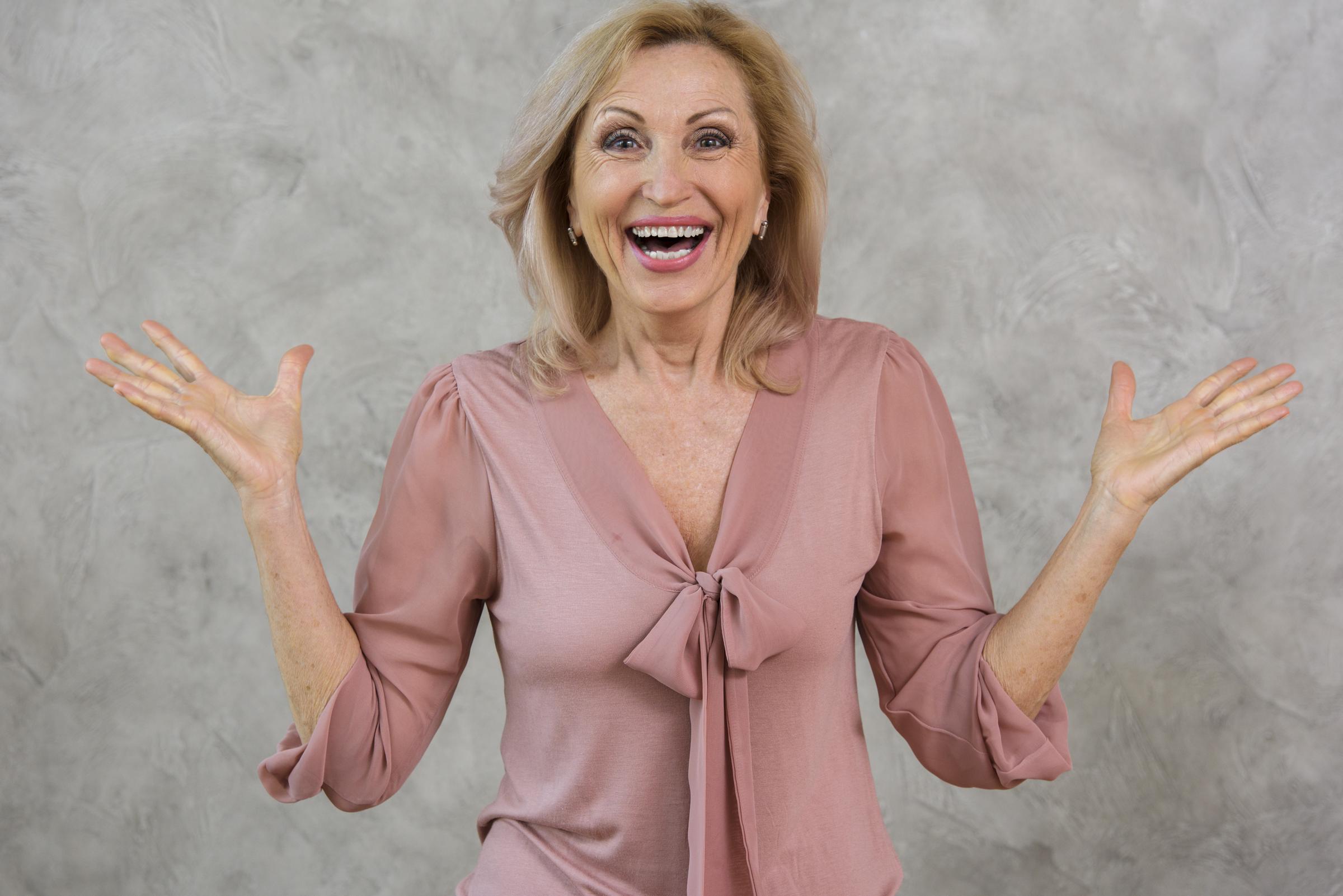 Eine glückliche Frau | Quelle: Freepik