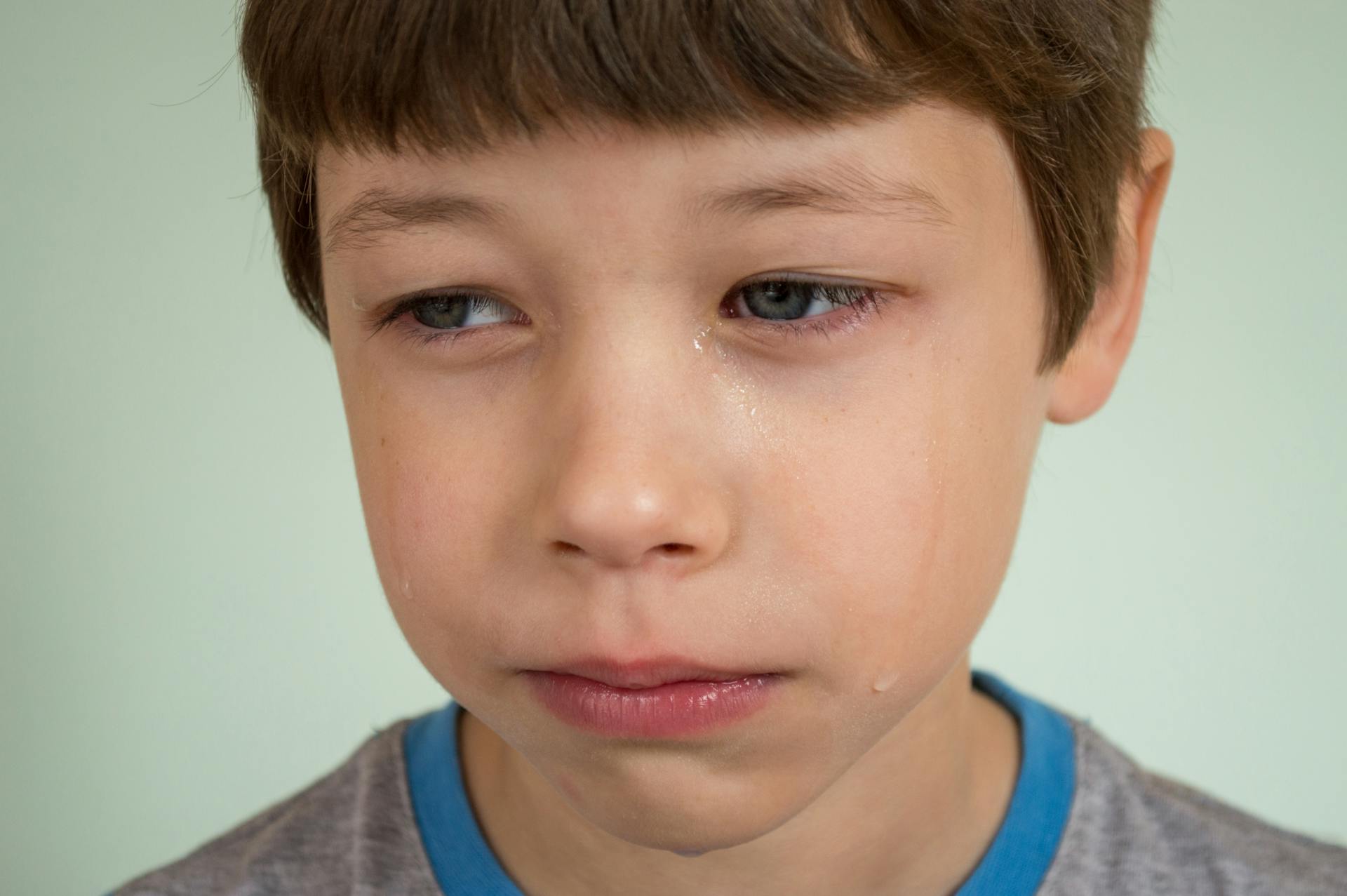 Ein kleiner Junge weint | Quelle: Pexels