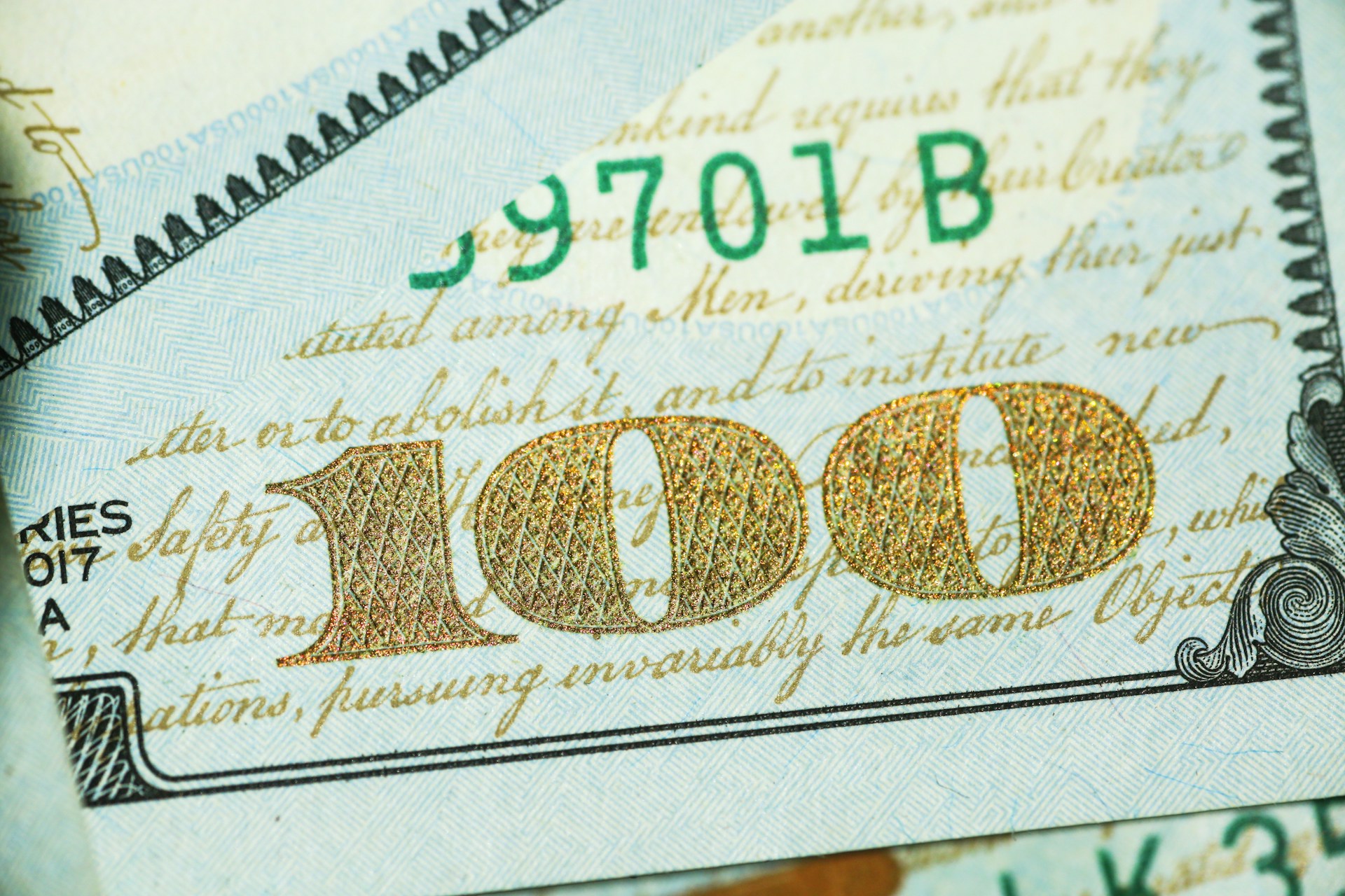 Nahaufnahme eines Hundert-Dollar-Scheins | Quelle: Unsplash