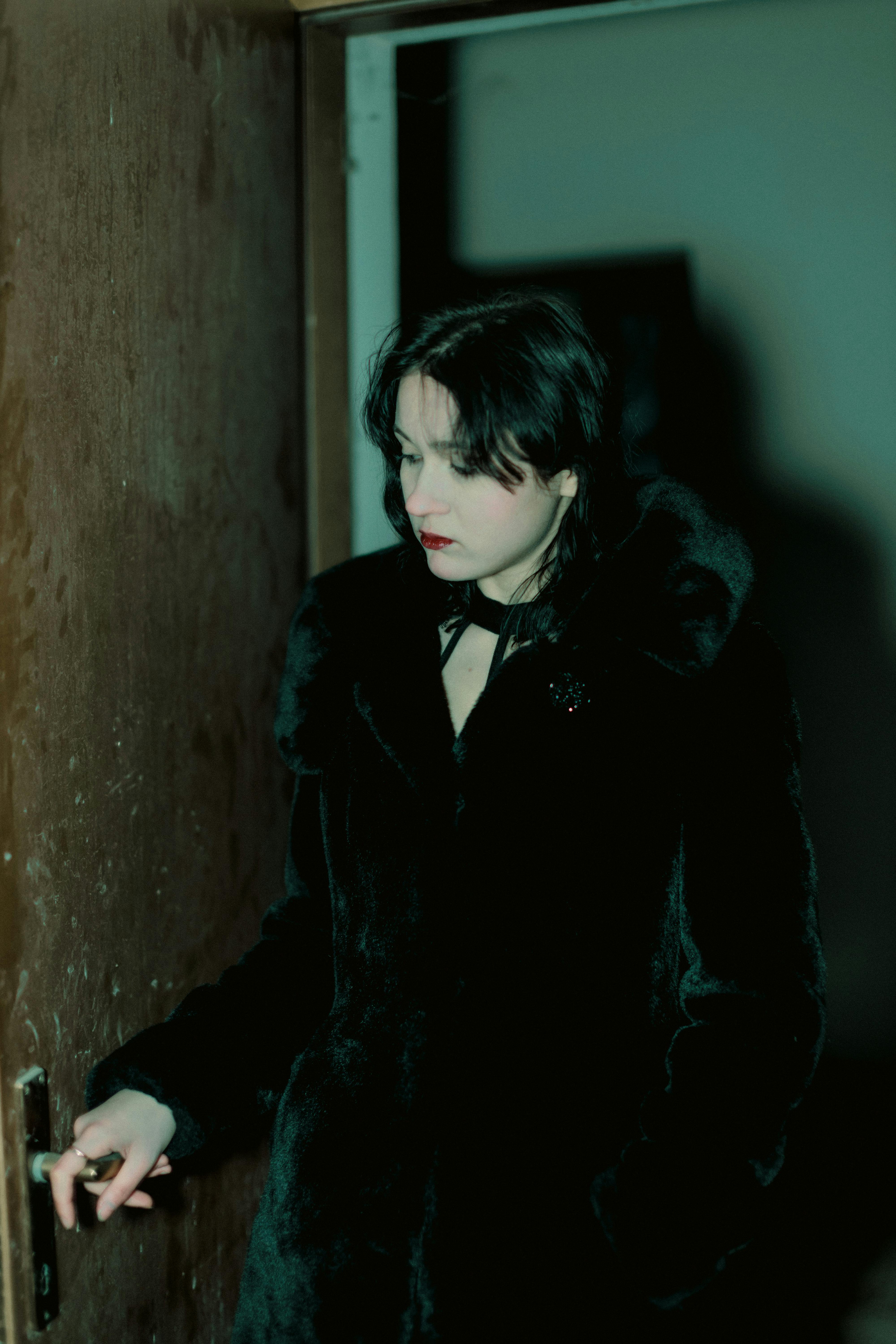 Frau hält einen Türknauf | Quelle: Pexels