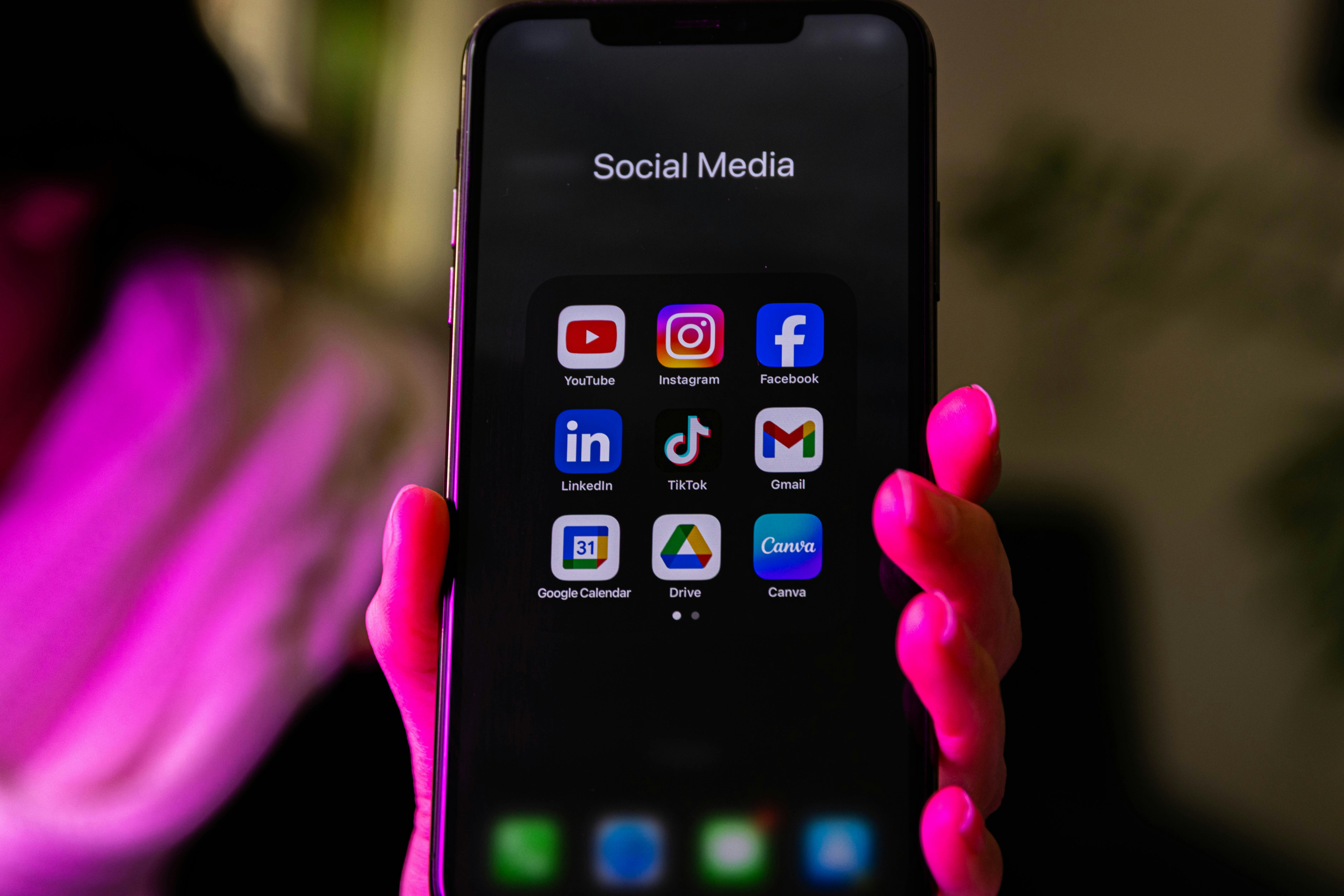 Eine Person hält ein Handy in die sozialen Medien | Quelle: Unsplash