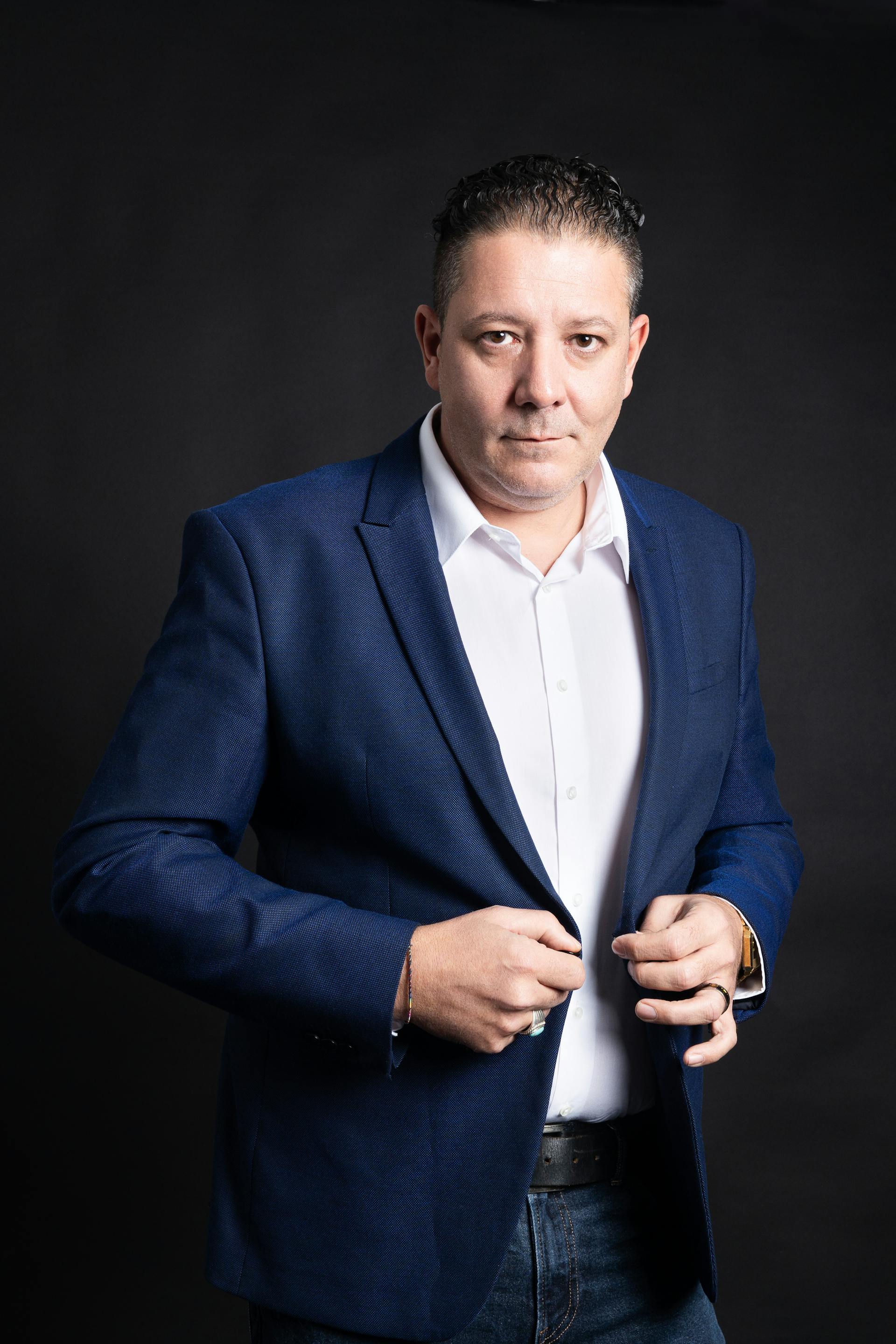 Ein Mann, der seine Jacke zurechtrückt | Quelle: Pexels