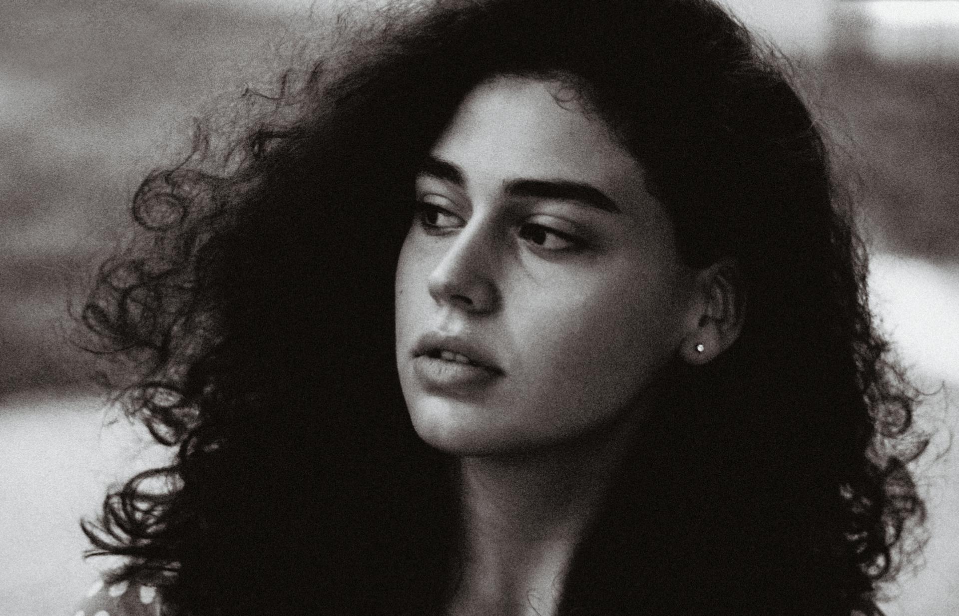 Eine Frau, die jemandem die Stirn runzelt | Quelle: Pexels