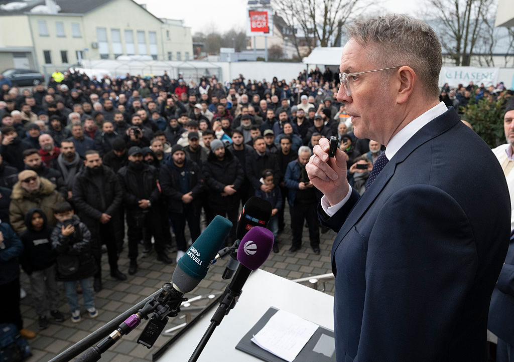 5. Februar 2026, Ludwigshafen: Über tausend Leute haben sich im Hof der Alemi-Islam-Moschee in Ludwigshafen von Serkan C. verabschiedet, während der Ministerpräsident von Rheinland-Pfalz, Alexander Schweitzer (SPD), eine Rede gehalten hat. | Quelle: Getty Images