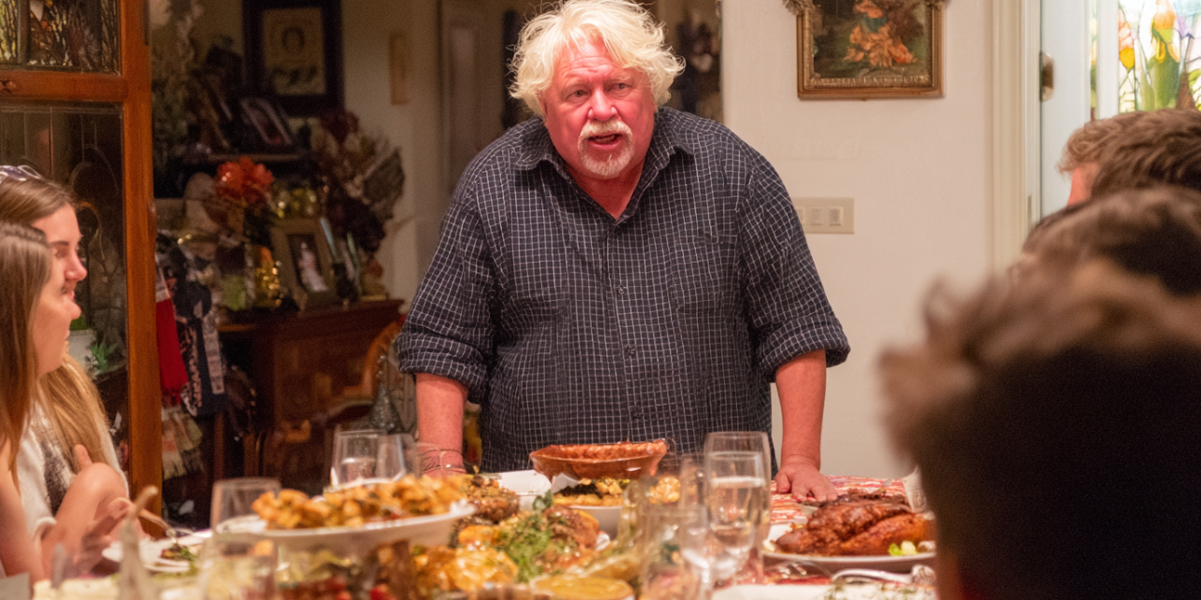Ein Mann spricht während eines Familienessens | Quelle: Gogirok