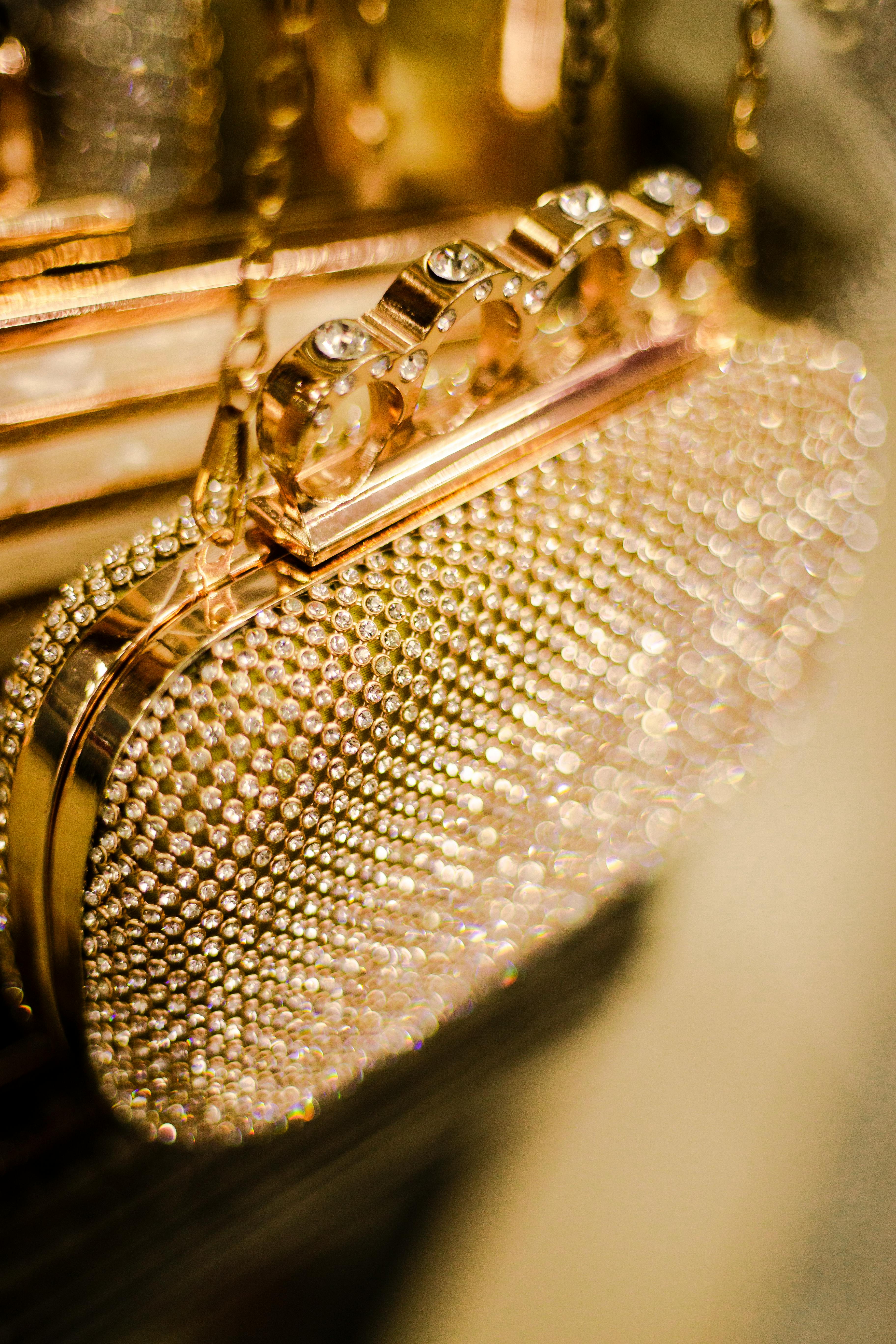 Eine goldene Clutch | Quelle: Pexels