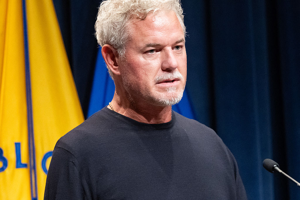 Der US-Schauspieler Eric Dane redet bei einer Pressekonferenz über seine ALS-Diagnose. Die Konferenz fand am 23. Juni 2025 im Hauptquartier des Ministeriums für Gesundheit und Soziales in Washington, DC, statt  | Quelle: Getty Images