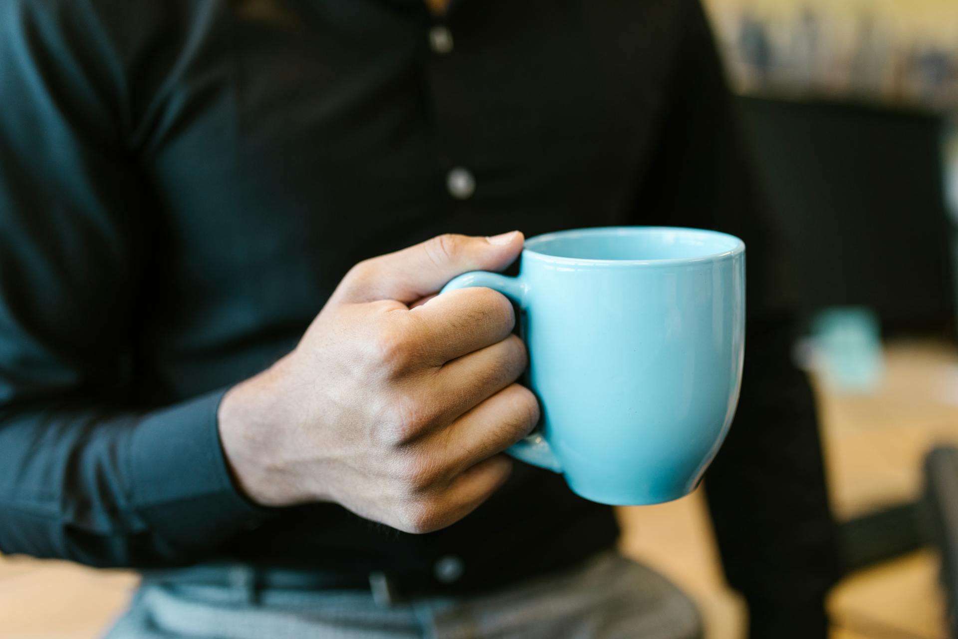 Mann mit einer Tasse Tee in der Hand | Quelle: Pexels