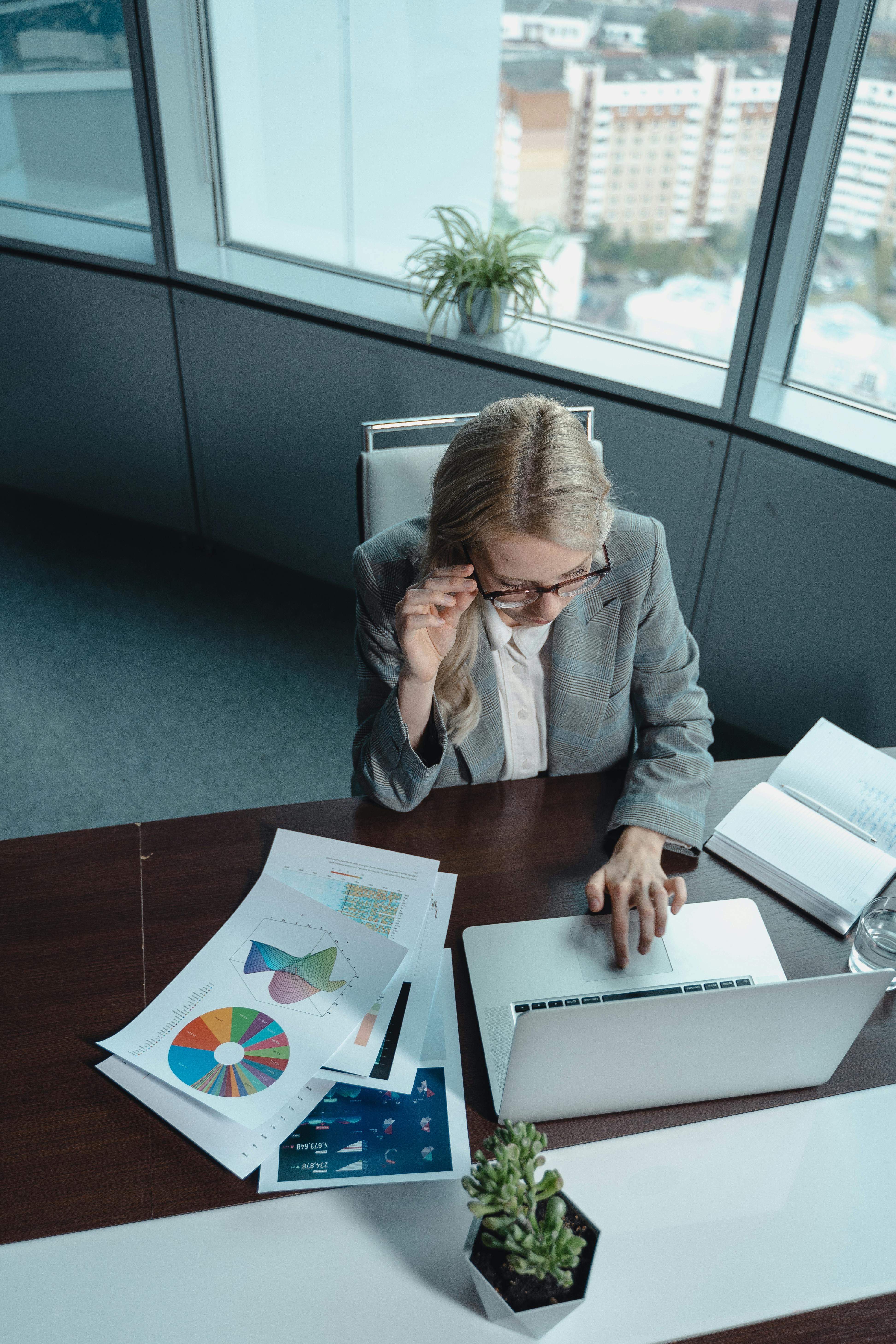 Eine Frau bei der Arbeit | Quelle: Pexels