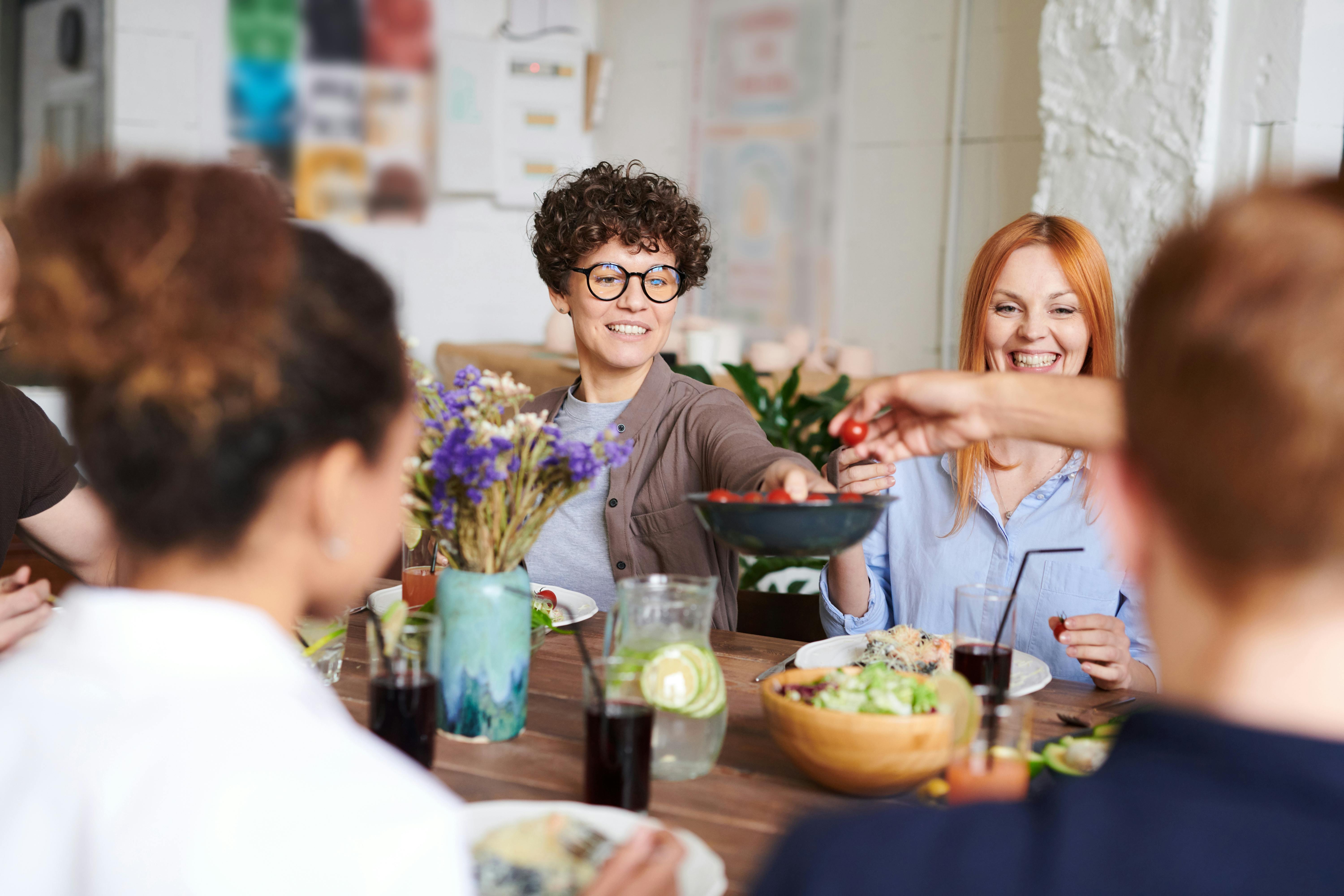 Menschen in einem Restaurant | Quelle: Pexels