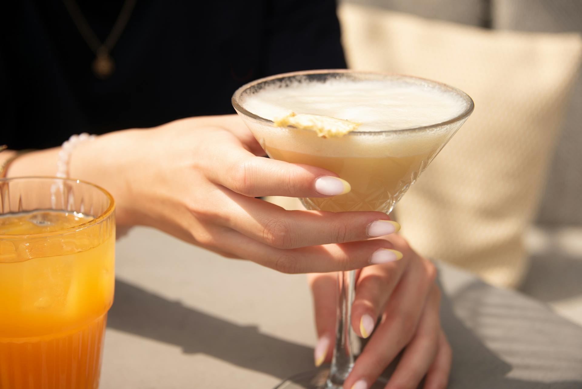 Eine Frau mit einem erfrischenden Getränk in der Hand | Quelle: Pexels