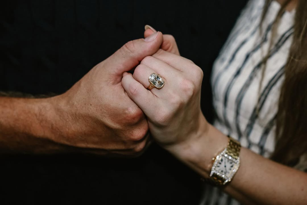 Taylor Swift und Travis Kelce halten Händchen und zeigen ihren Verlobungsring im Vintage-Stil, gepostet am 26. August 2025 | Quelle: Instagram/taylorswift