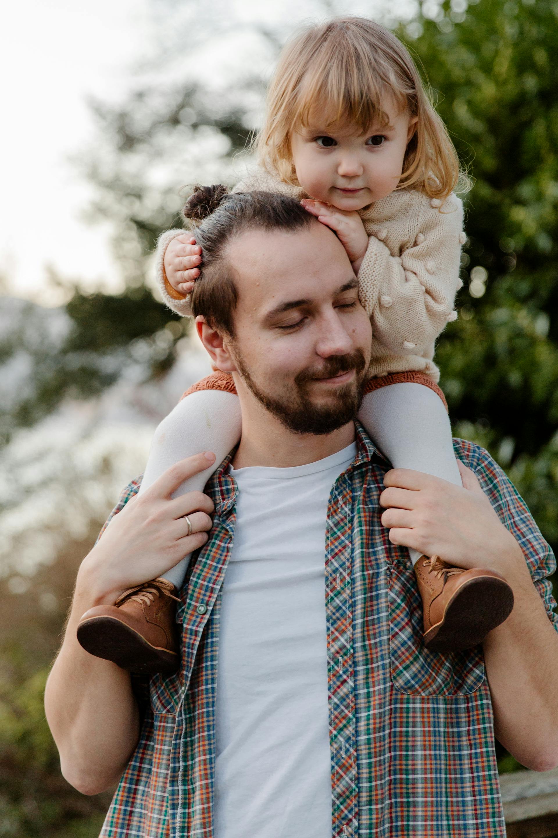 Ein Mann trägt ein kleines Mädchen auf seinen Schultern | Quelle: Pexels