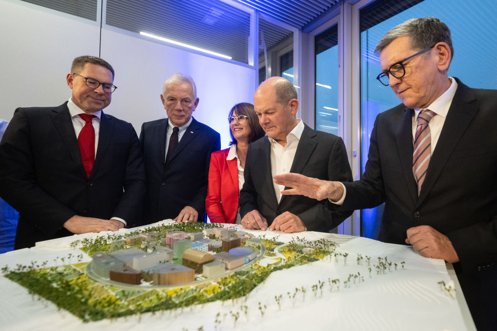 12. November 2023, Heilbronn: Bundeskanzler Olaf Scholz, Reinhold Geilsdörfer, Silke Lohmiller, OB Harry Mergel und Gerd Chrzanowski vor einem Modell des Innovation Park Artificial Intelligence (IPAI) auf dem Bildungscampus der Dieter-Schwarz-Stiftung. | Quelle: Getty Images