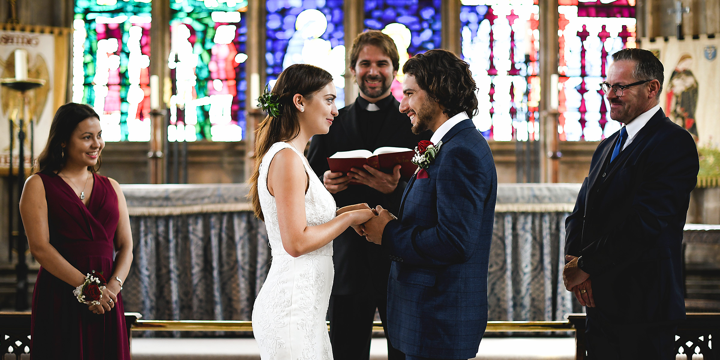 Ein Paar steht vor dem Altar | Quelle: Shutterstock