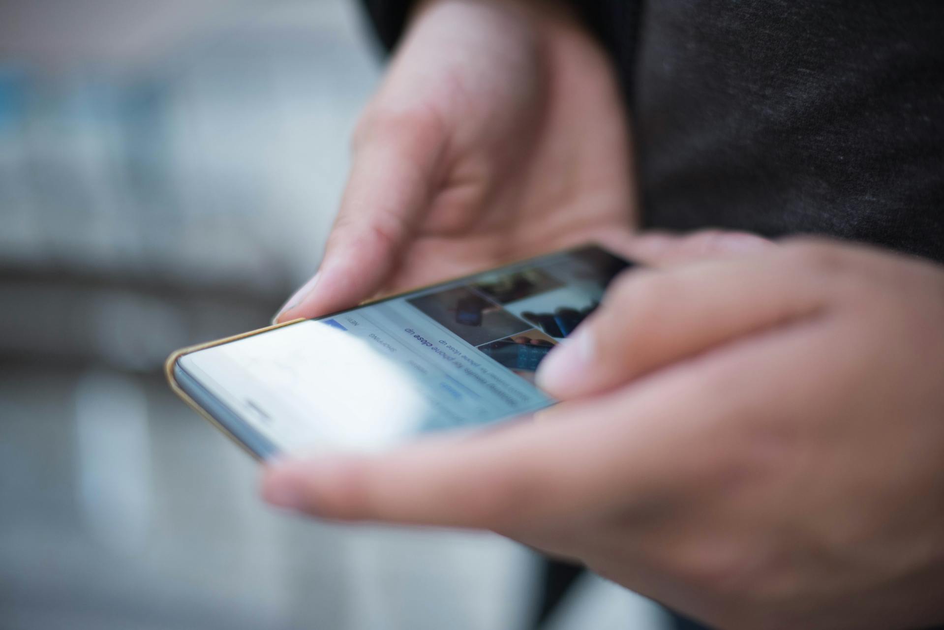 Ein Mann hält sein Telefon | Quelle: Pexels
