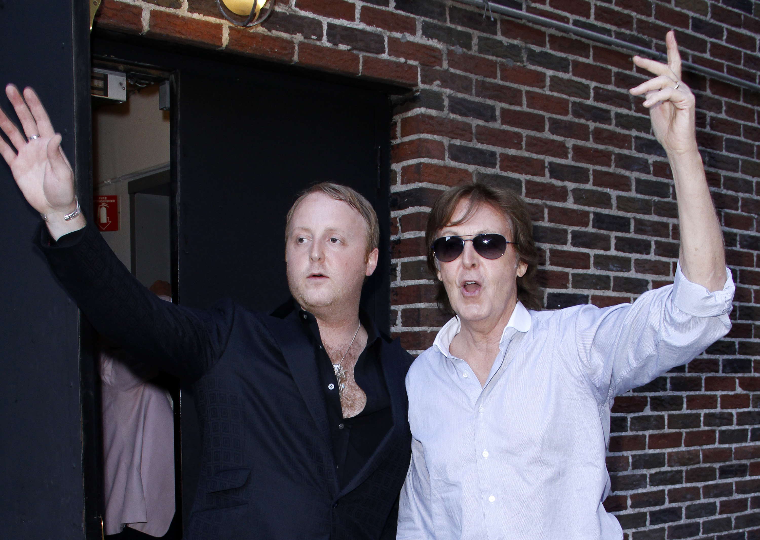 Paul McCartney und sein Sohn James vor dem Ed Sullivan Theater nach einem Auftritt in der ''Late Show with David Letterman'' in New York City am 29. Juli 2013 | Quelle: Getty Images