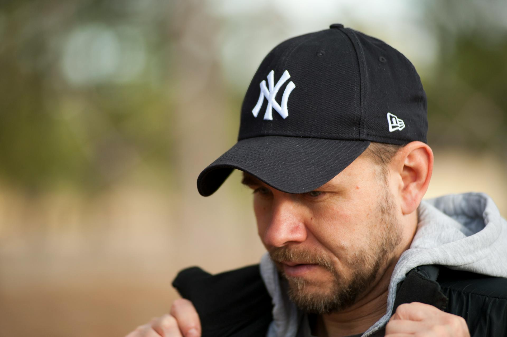Mann mit Kapuzenpulli und Baseballmütze | Quelle: Pexels