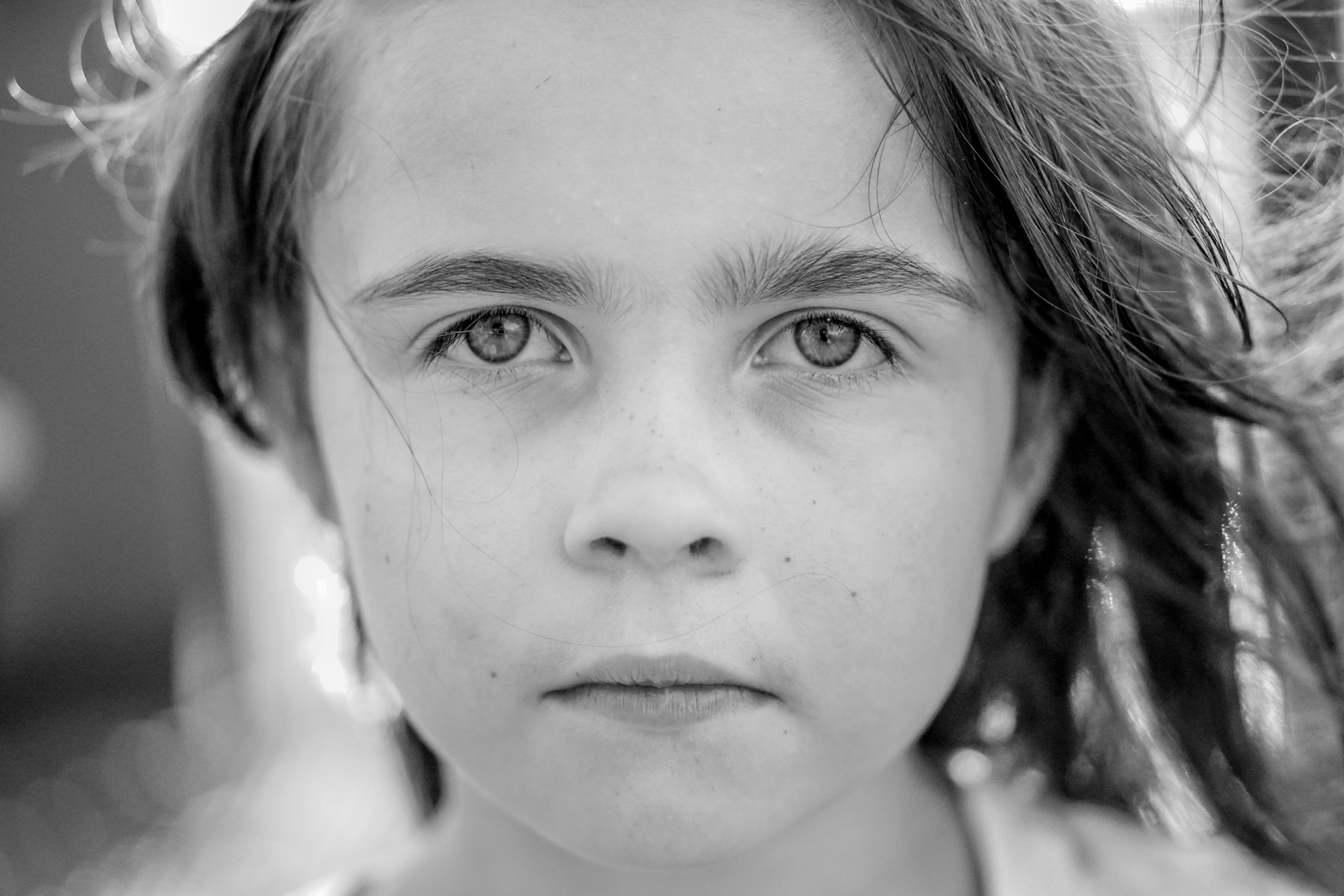 Ein entschlossen aussehendes Mädchen | Quelle: Unsplash
