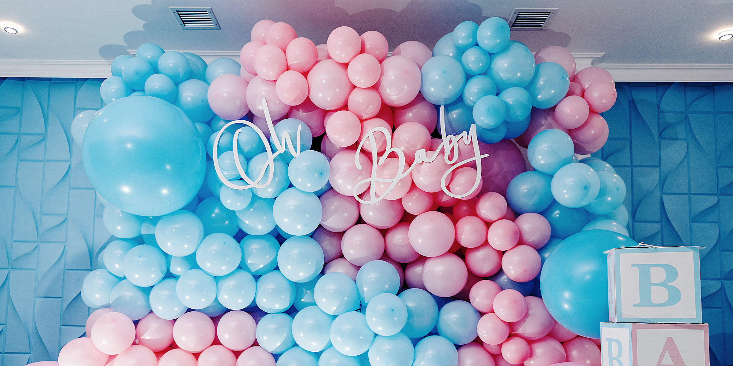 Blaue und rosafarbene Dekorationen für eine Babyparty | Quelle: Shutterstock