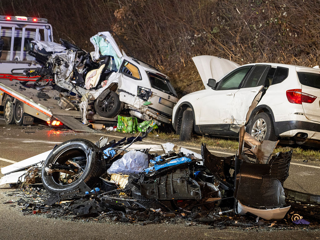 21. Dezember 2025, Bayern, Pleinfeld: Fahrzeugwracks liegen auf der Straße. | Quelle: Getty Images