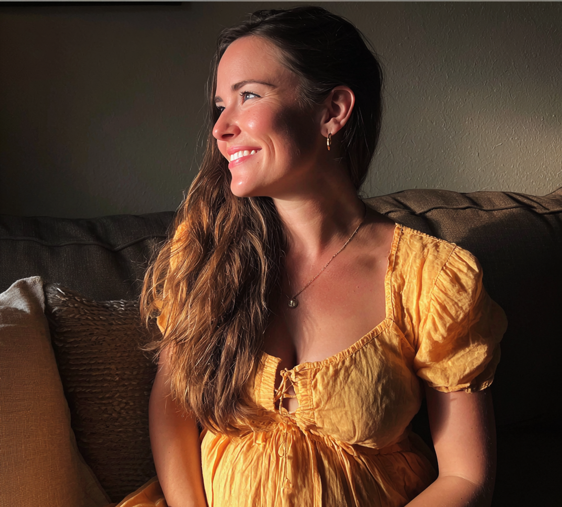 Eine schwangere Frau sitzt auf einer Couch | Quelle: Midjourney