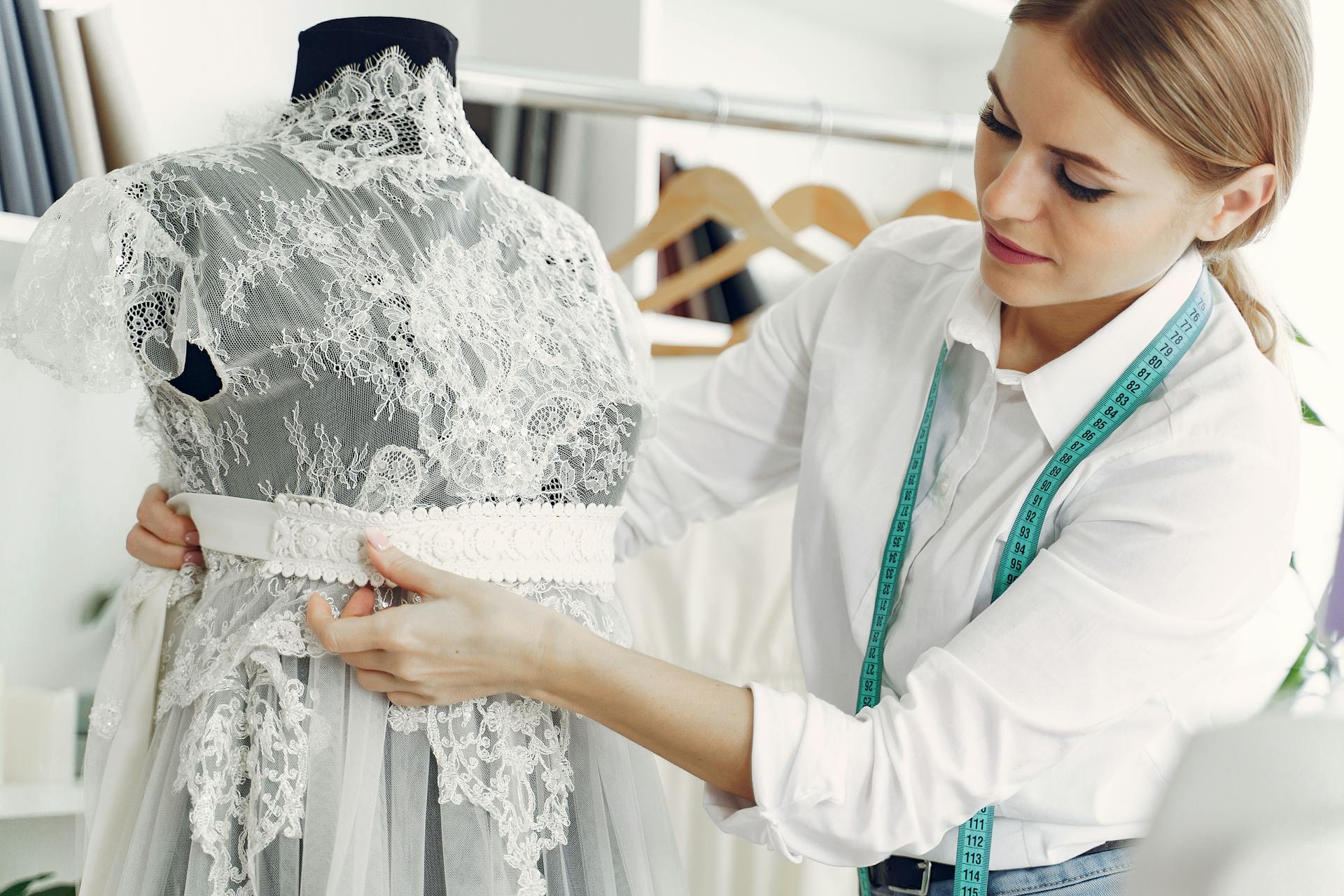 Eine Näherin bei der Arbeit an einem Spitzenkleid | Quelle: Pexels