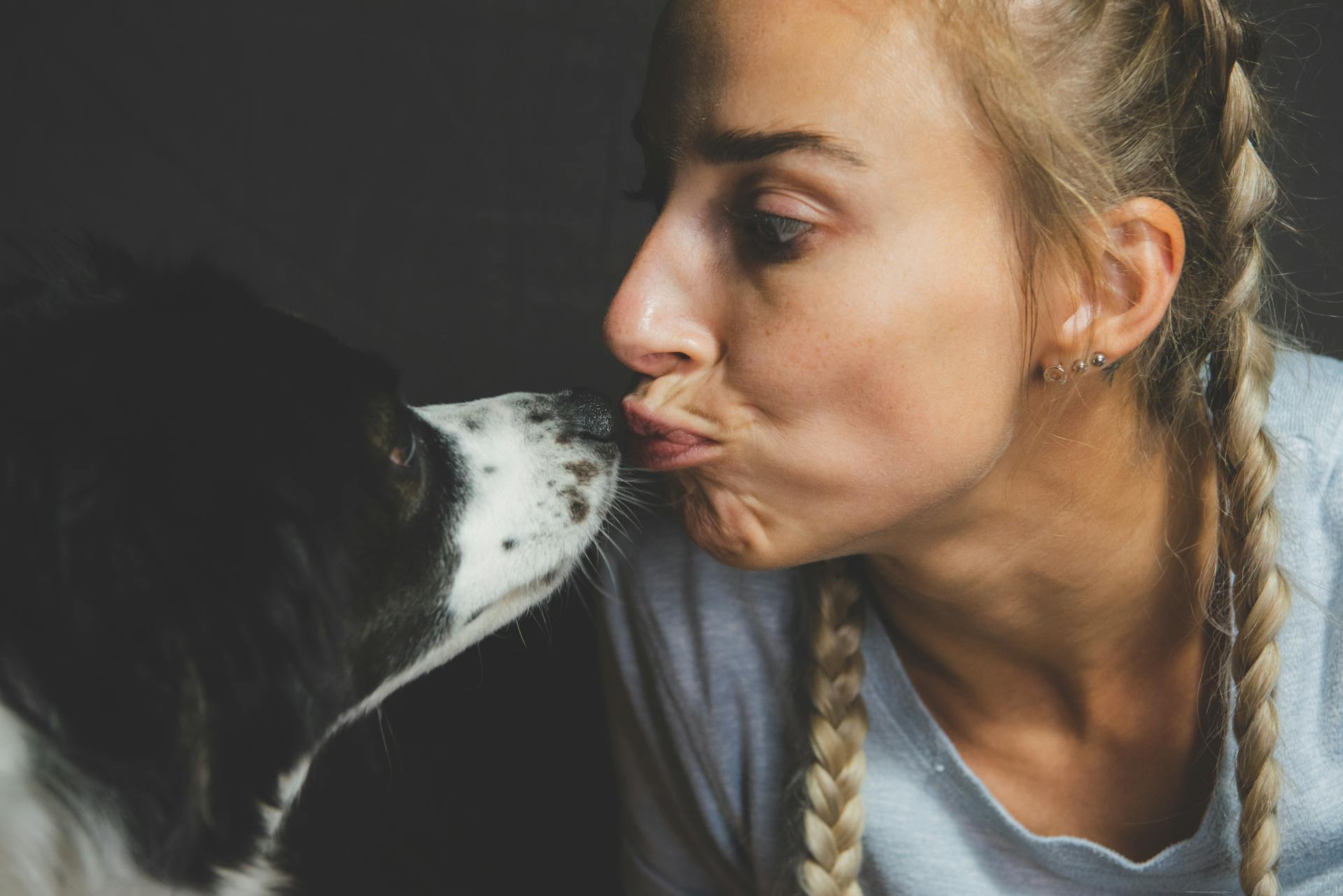 Eine Frau und ein Hund teilen einen zärtlichen Moment | Quelle: Pexels