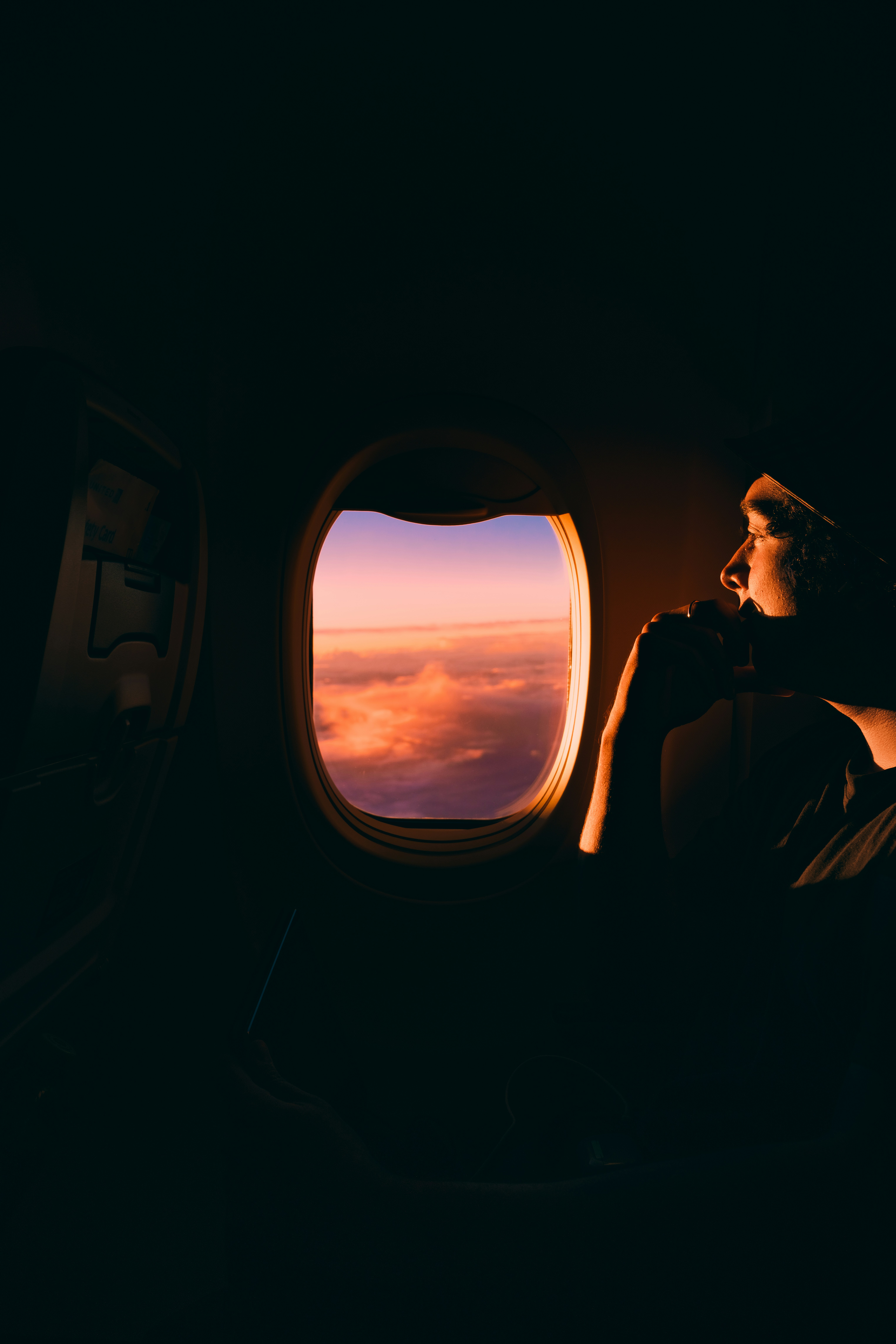 Ein Mann sitzt in einem Flugzeug | Quelle: Unsplash