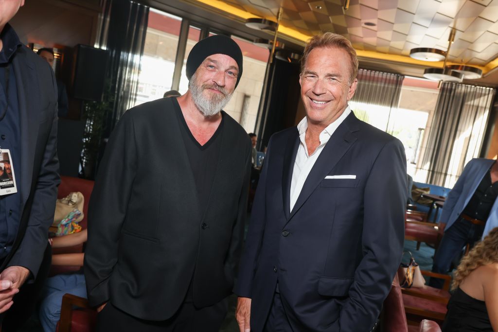 Torsten Sträter und Kevin Costner bei einem Empfang im Vorfeld der Premiere von „Horizon“ im Waldorf Astoria am 4. August 2024 in Berlin. | Quelle: Getty Images