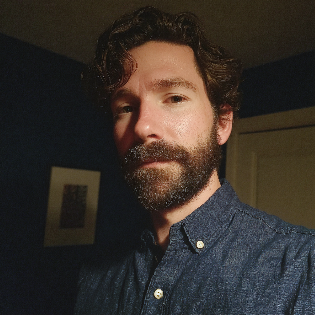 Ein Mann steht in einem Schlafzimmer | Quelle: Midjourney