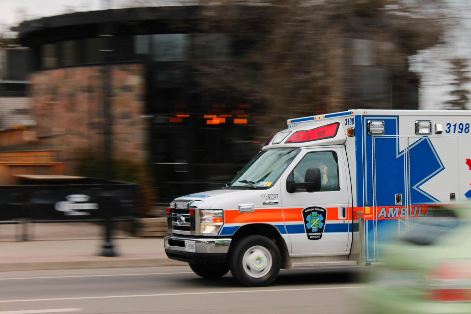 Ein rasender Krankenwagen auf der Straße | Quelle: Unsplash