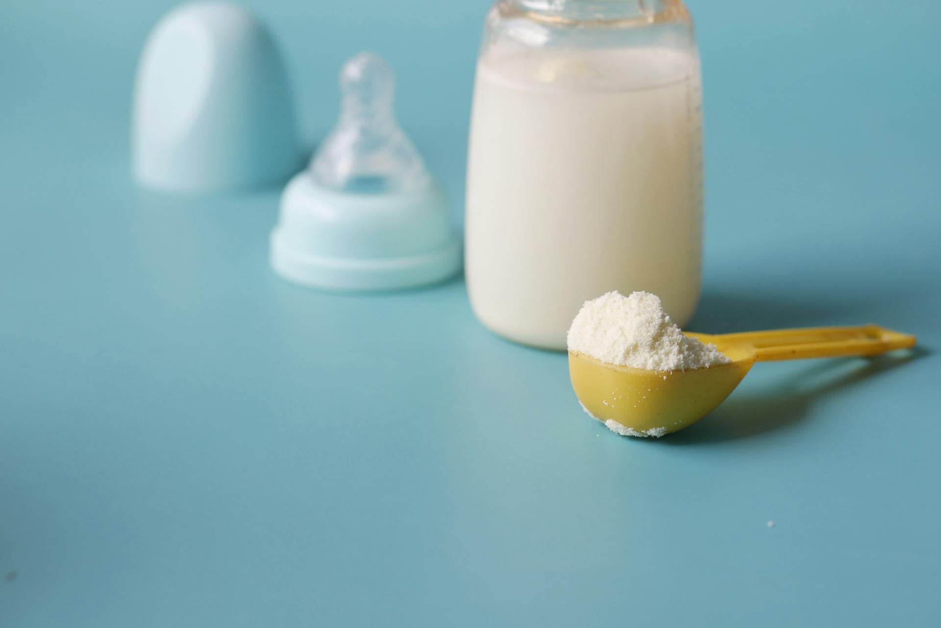 Eine Nahaufnahme eines Babyfutters und eines Löffels Milchpulver | Quelle: Pexels