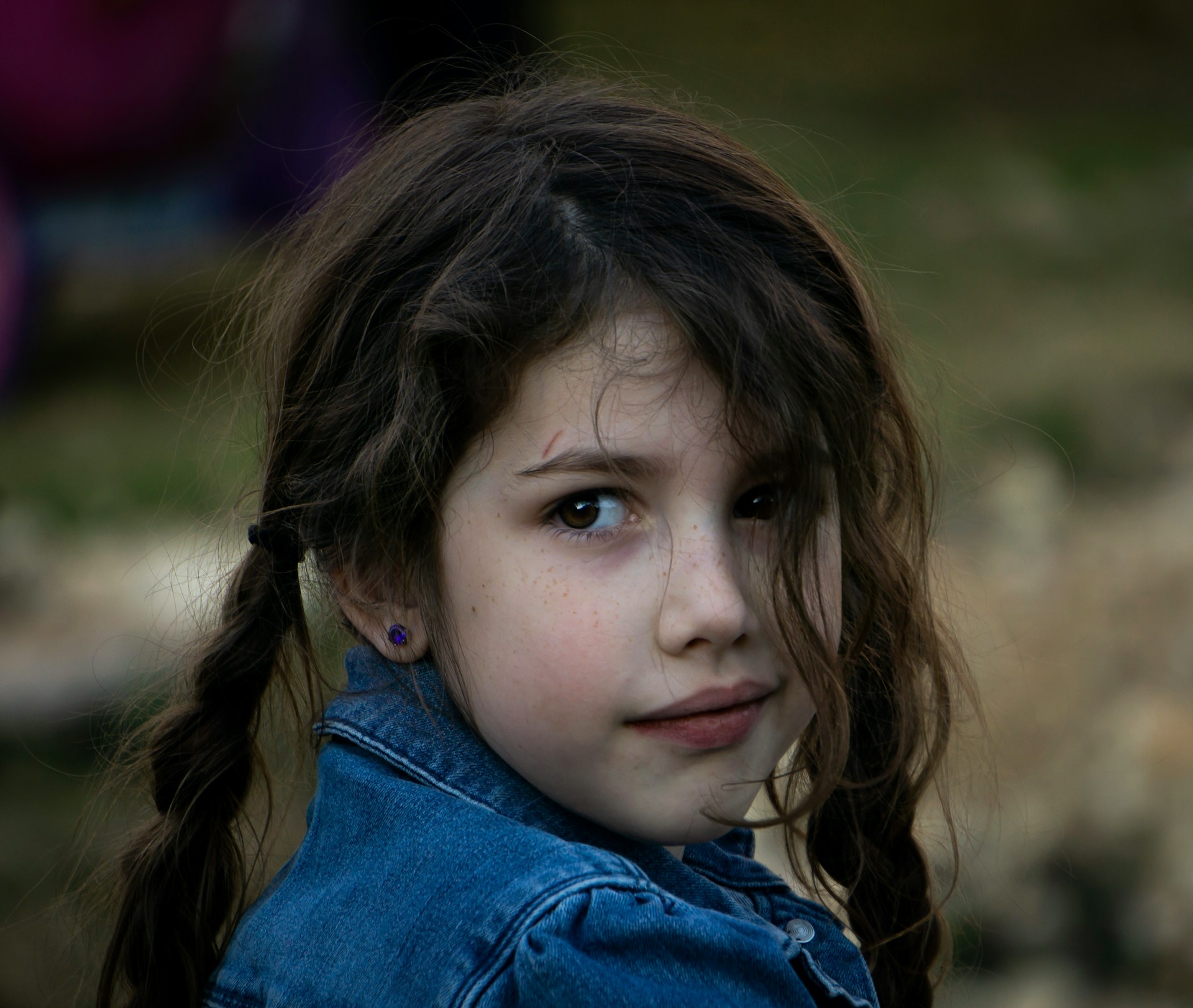 Ein junges Mädchen lächelt | Quelle: Unsplash