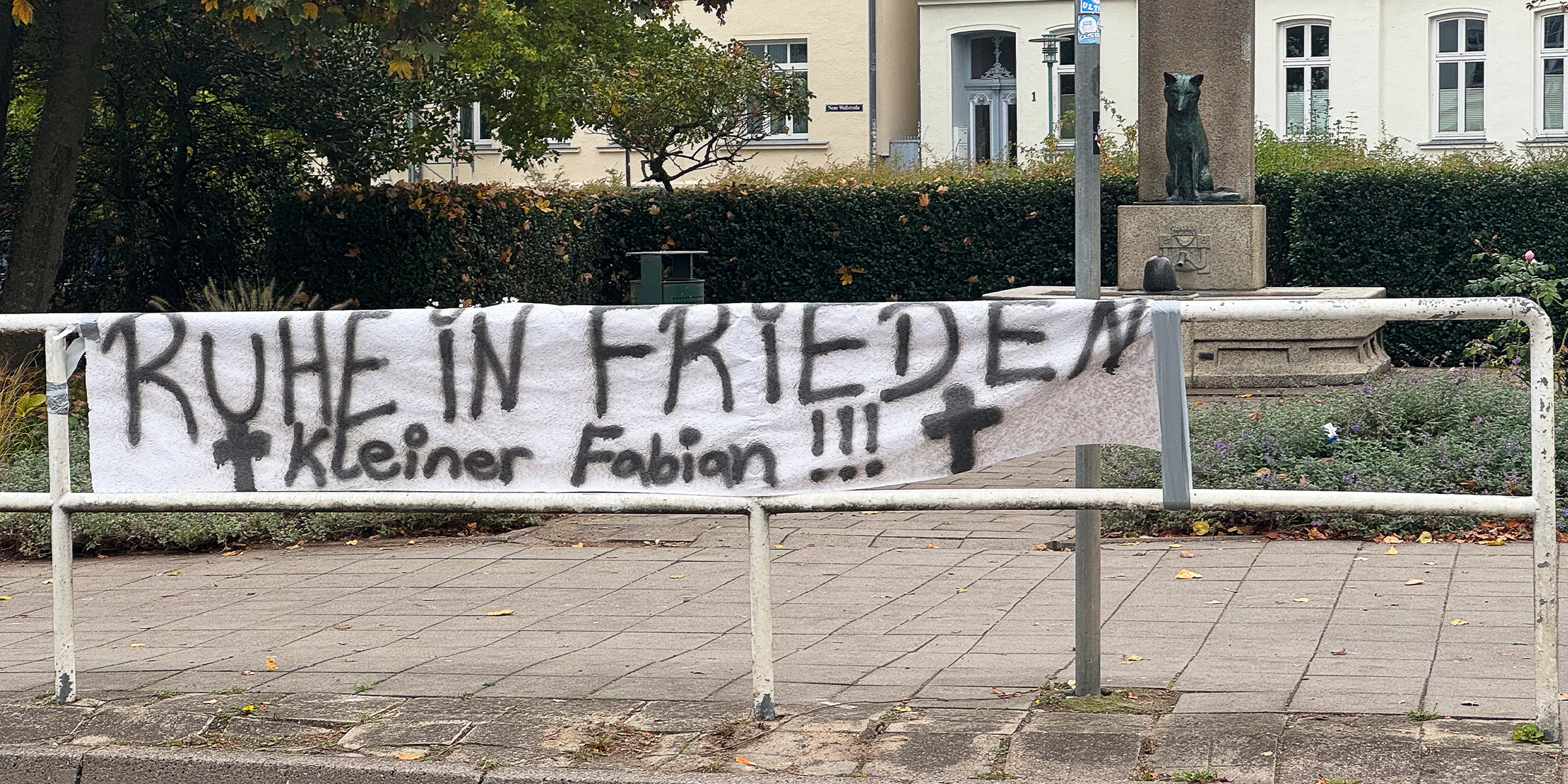Ein Schild im Gedenken an den kleinen Fabian | Quelle: Getty Images