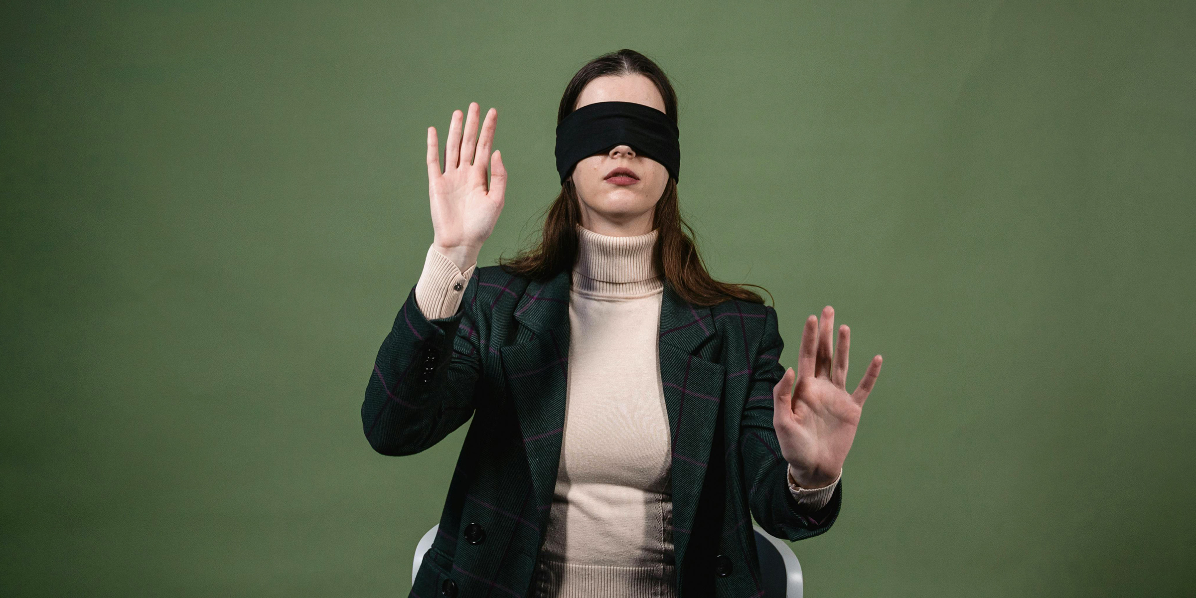 Eine Frau mit verbundenen Augen | Quelle: Pexels