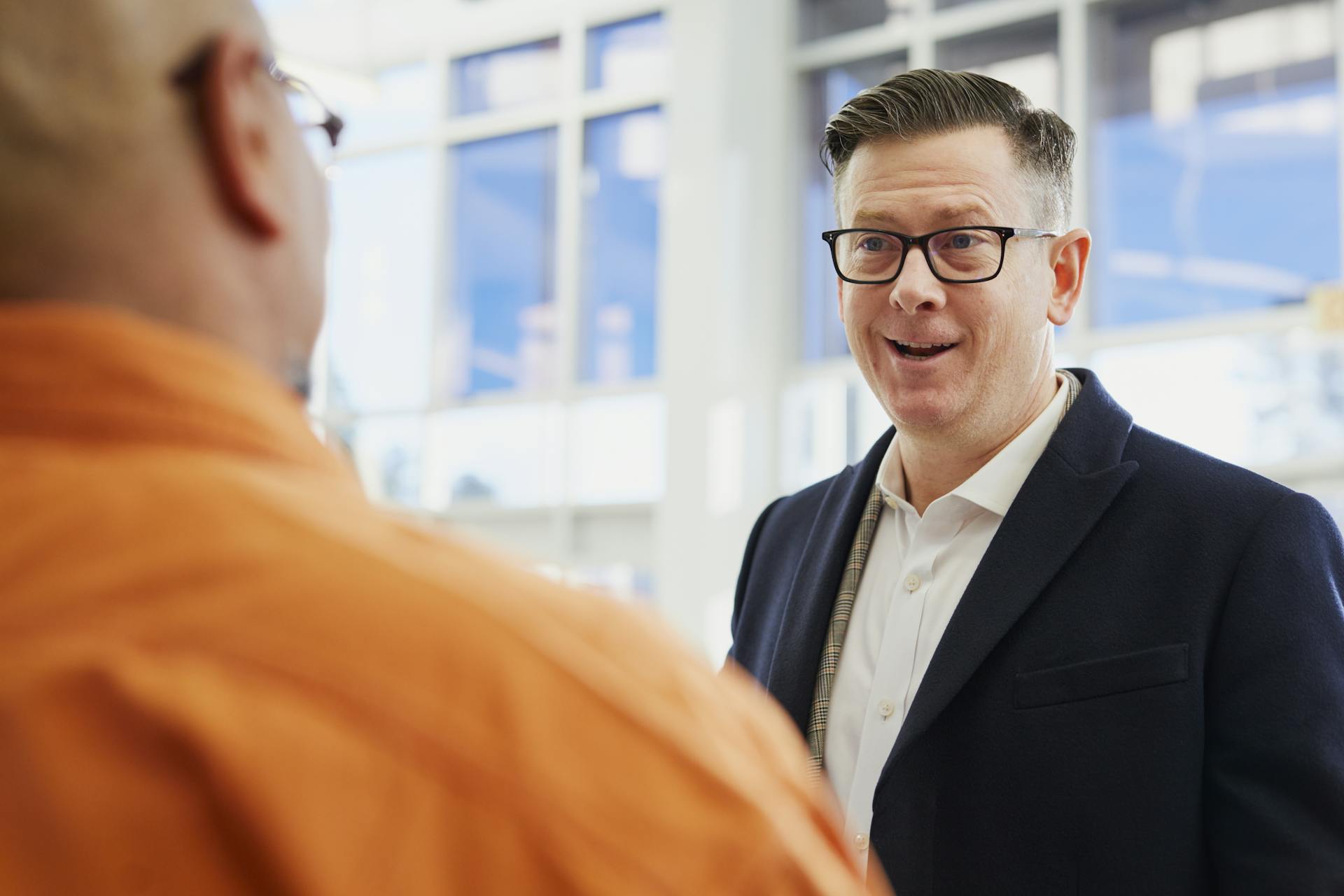 Zwei Männer im Gespräch | Quelle: Pexels