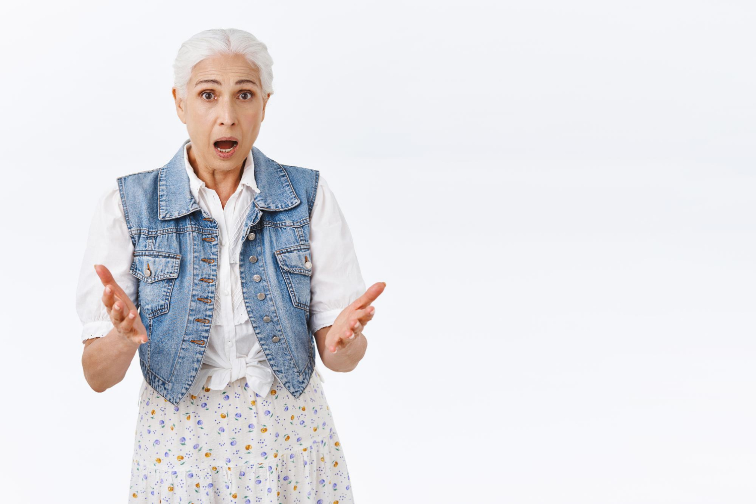 Eine besorgte ältere Frau | Quelle: Freepik