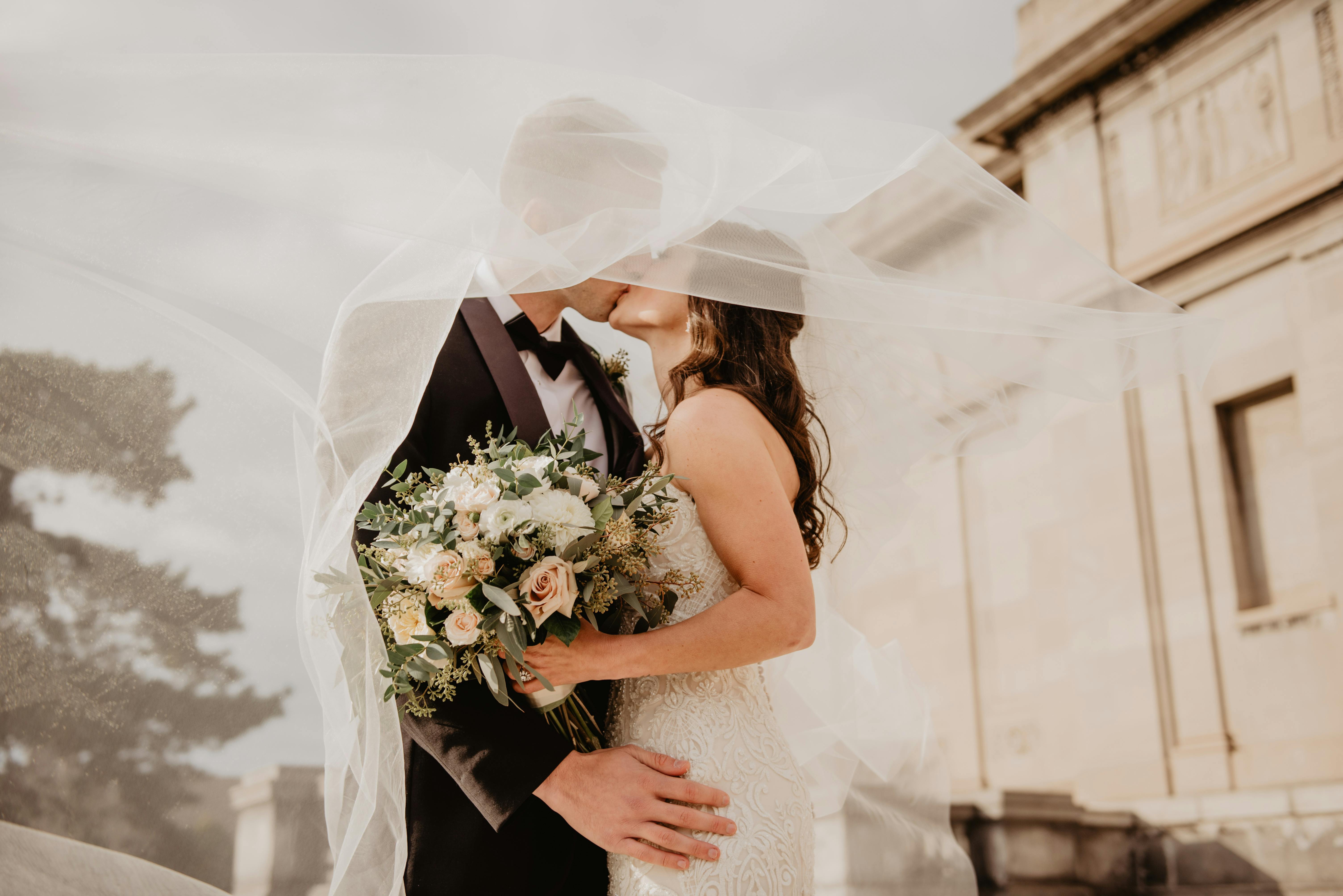 Panna młoda i pan młody całują się | Źródło: Pexels