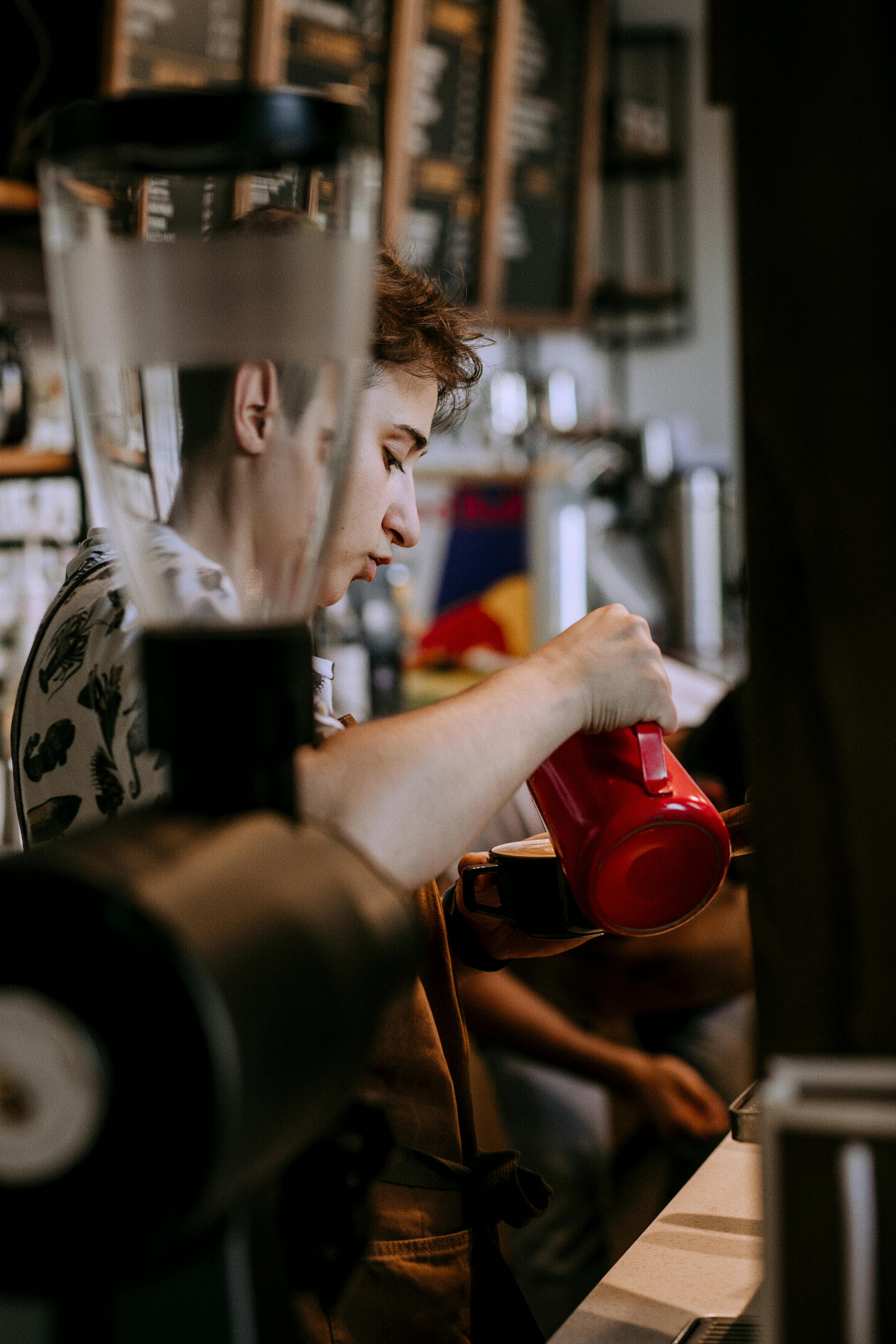 Barista bei der Arbeit | Quelle: Pexels
