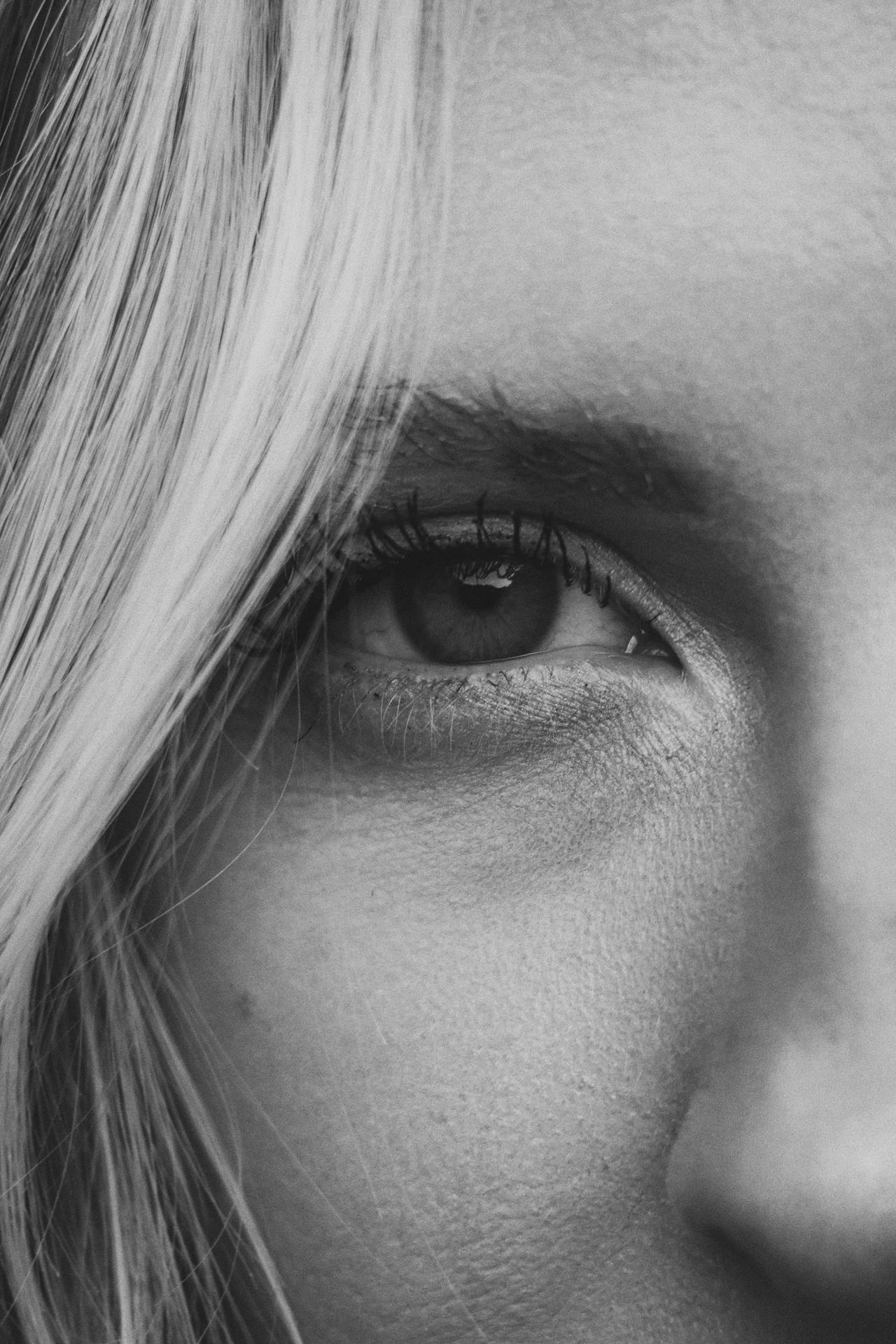 Nahaufnahme eines Frauengesichts in Graustufen | Quelle: Pexels