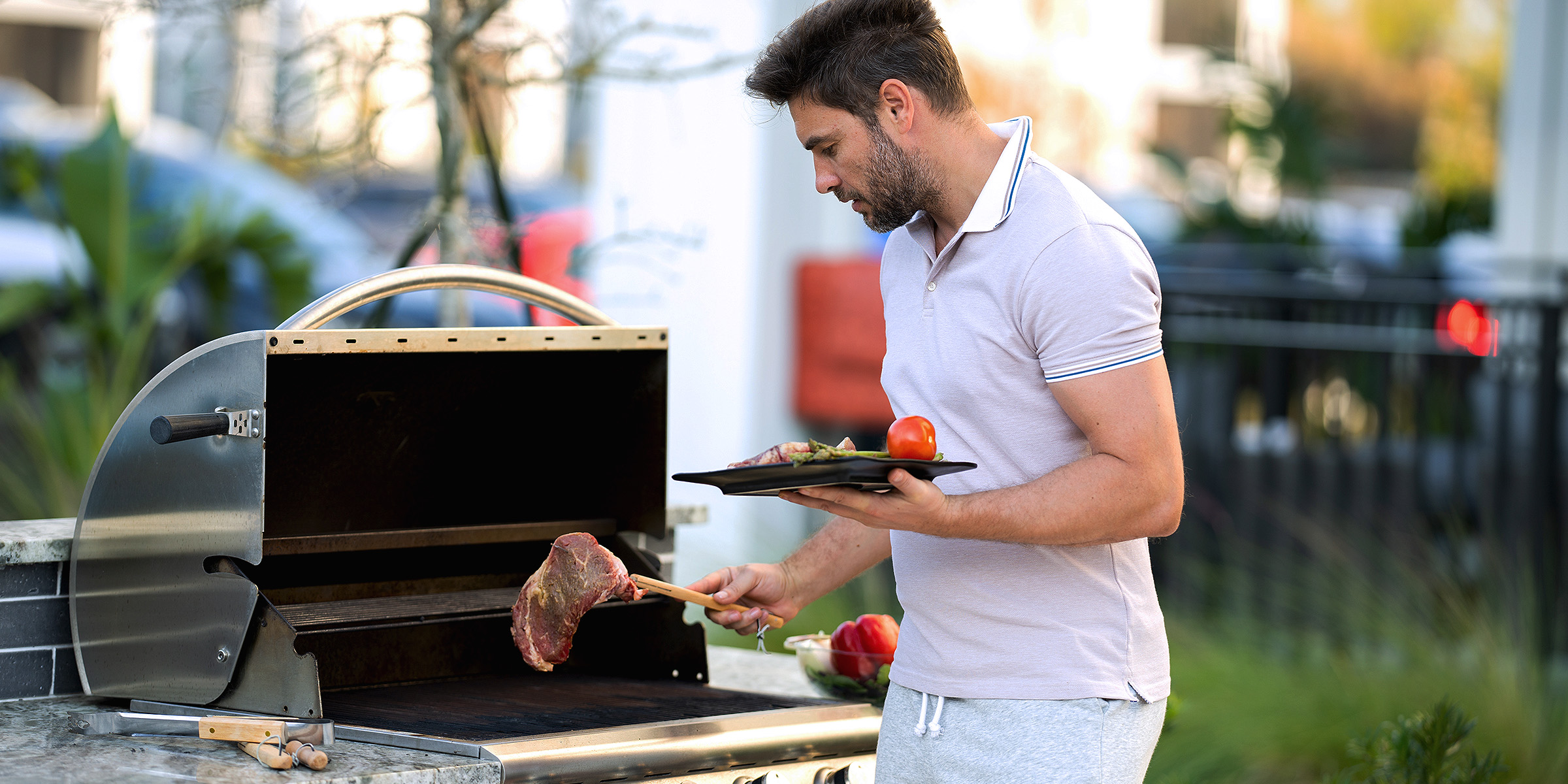 Ein Mann beim Grillen | Quelle: Shutterstock