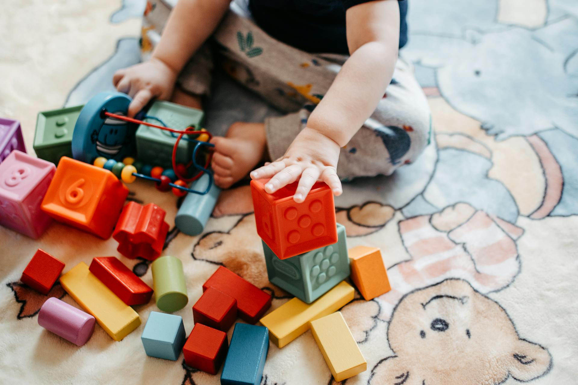 Ein Kind spielt mit Bauklötzen | Quelle: Pexels