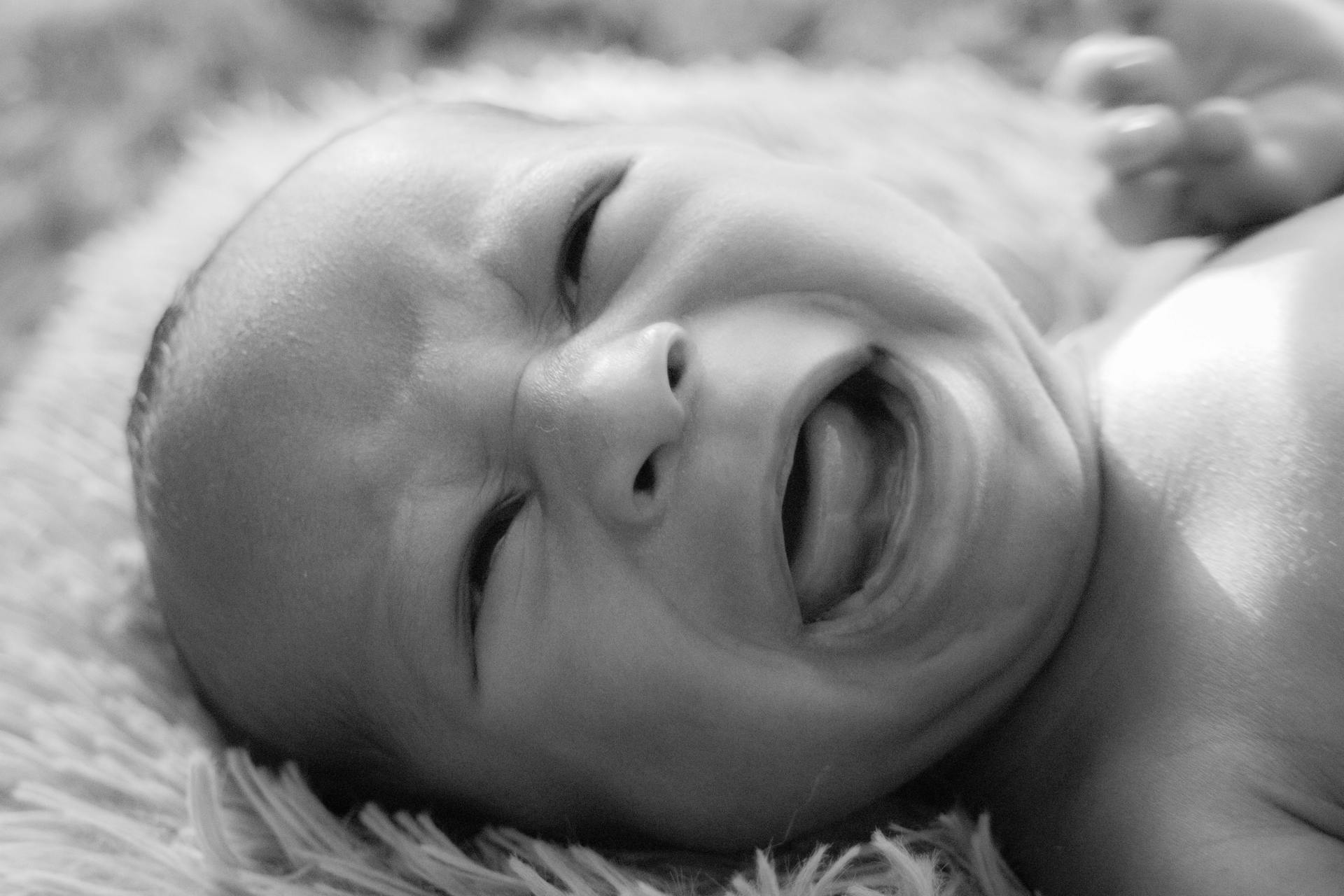 Ein Graustufenfoto von einem weinenden Baby | Quelle: Pexels