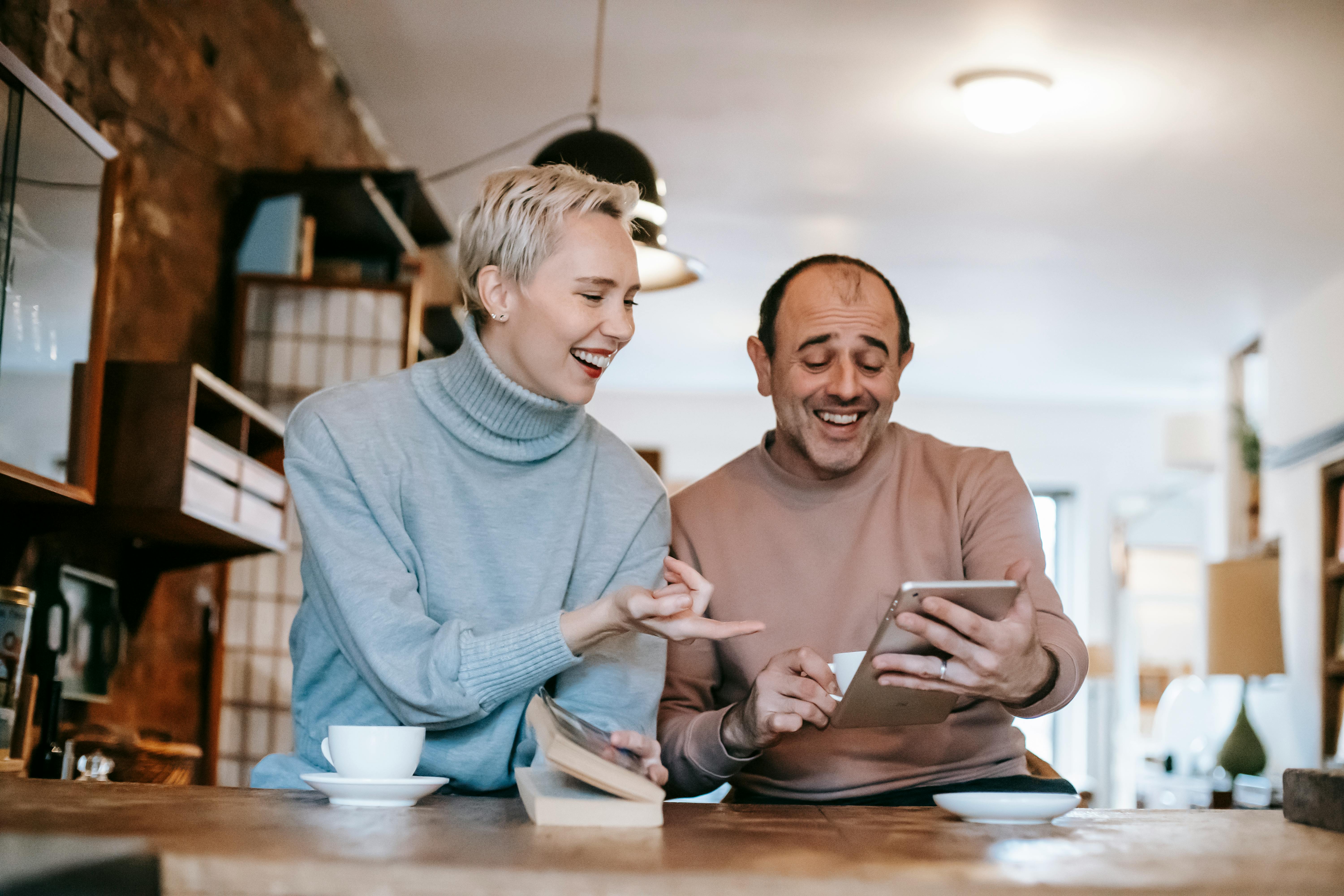 Ehepaar mittleren Alters beim Frühstück | Quelle: Pexels