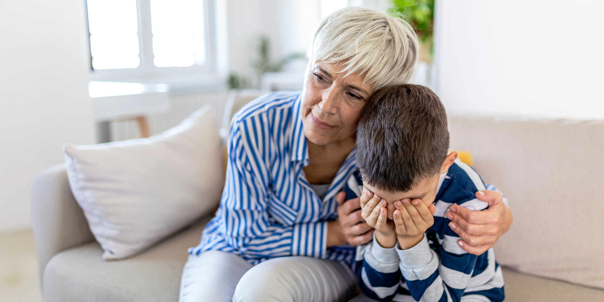 Eine ältere Frau, die ihren Enkel tröstet | Quelle: Shutterstock