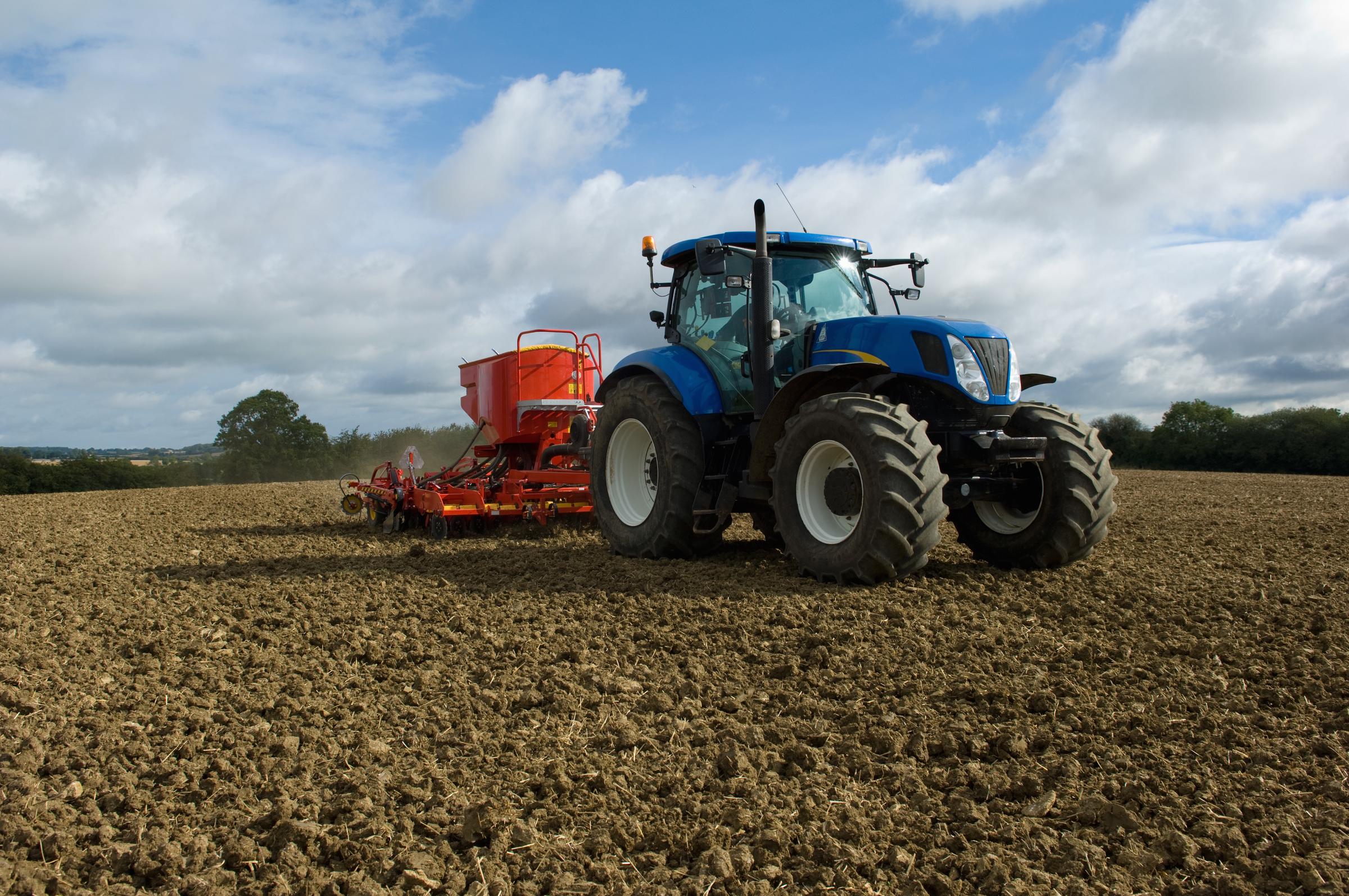 Traktor auf einem Feld | Quelle: Getty Images