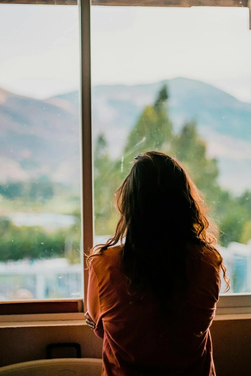 Eine traurige Frau, die aus dem Fenster starrt | Quelle: Pexels